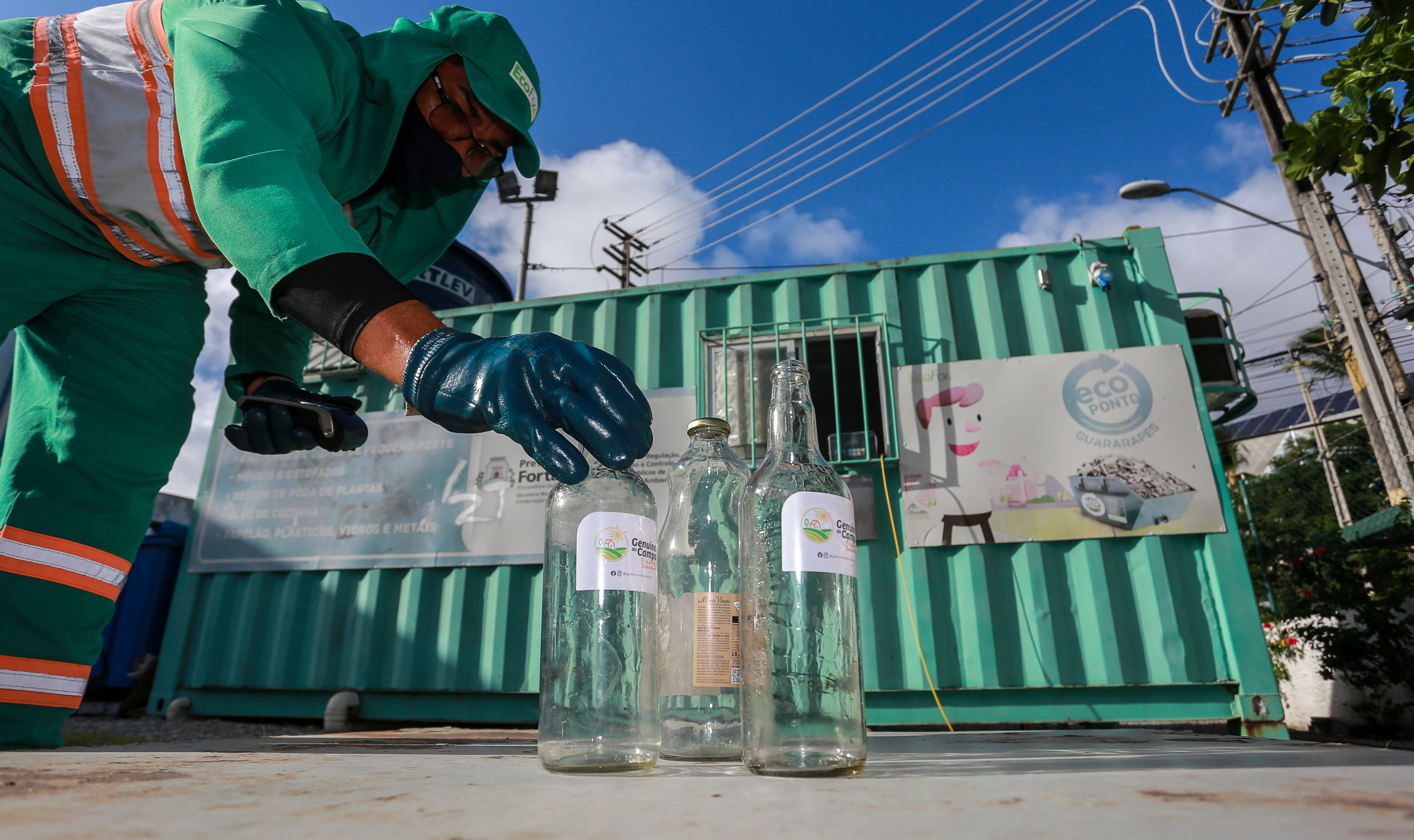 Funcionário pesando recicláveis no Ecoponto