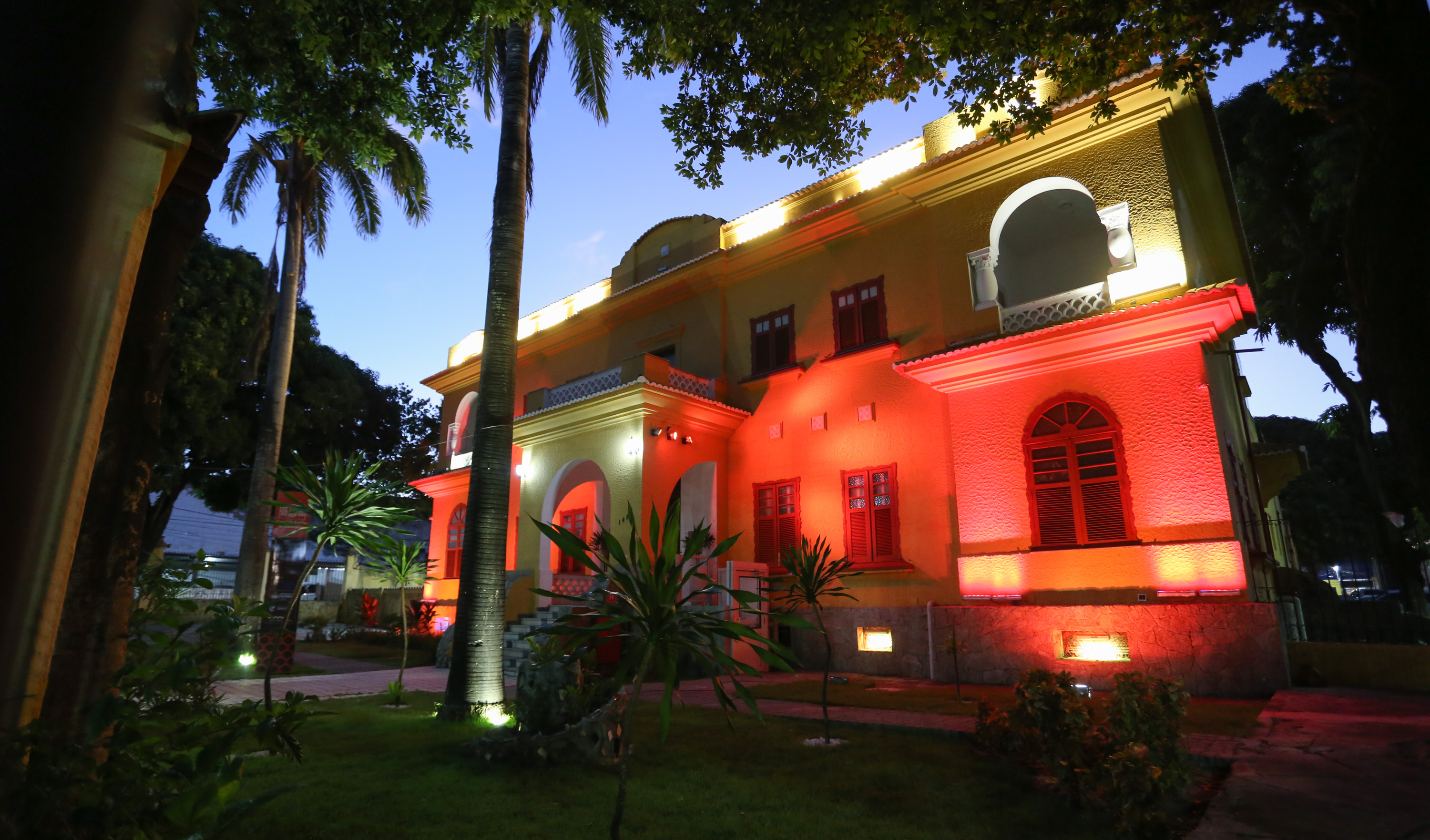 Casa do Barão de Camocim com iluminação especial vermelha