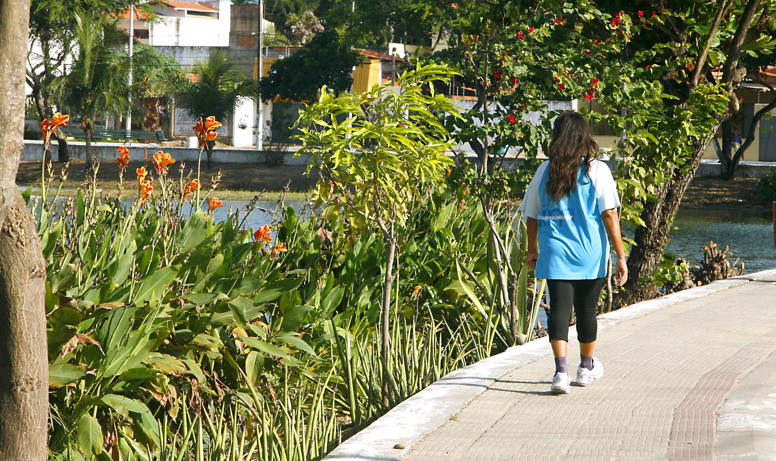 Pedestre na Praça do Lago Jacarey