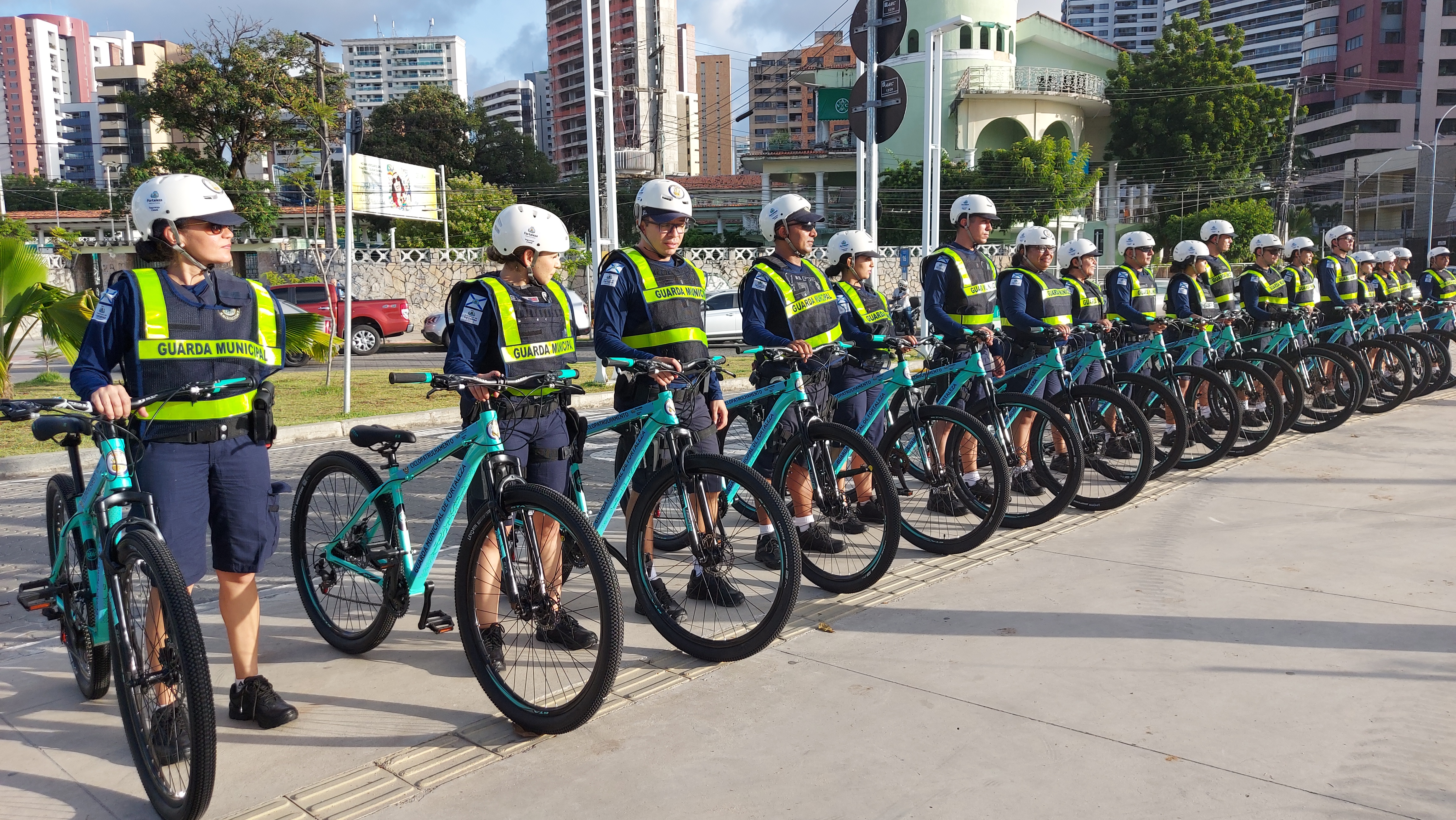 Imagem dos guardas municipais com a bicicletas do cliclopatrulhamento 