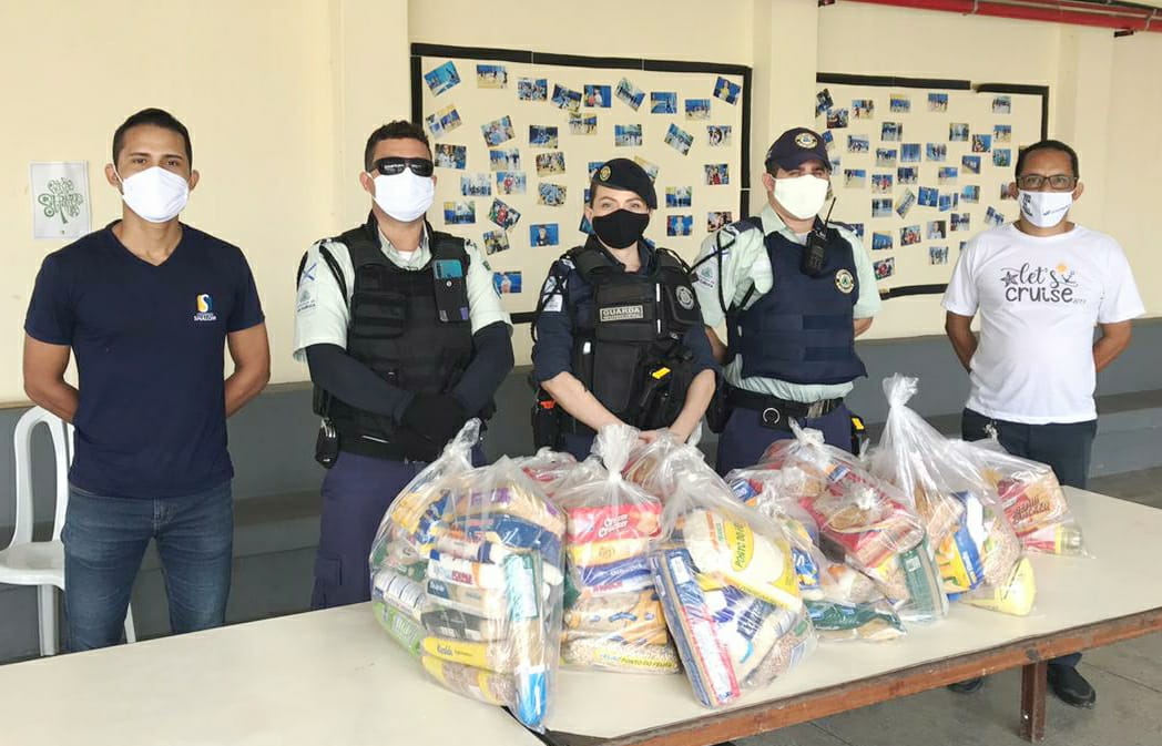 Equipe da Inspetoria de Segurança Escolar da Guarda Municipal de Fortaleza realizando doação de alimentos 