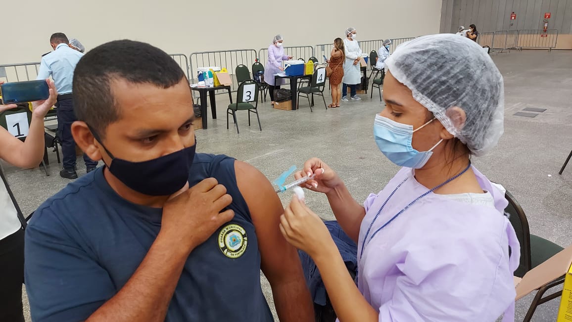 Guarda Municipal tomando a vacina contra covid 19