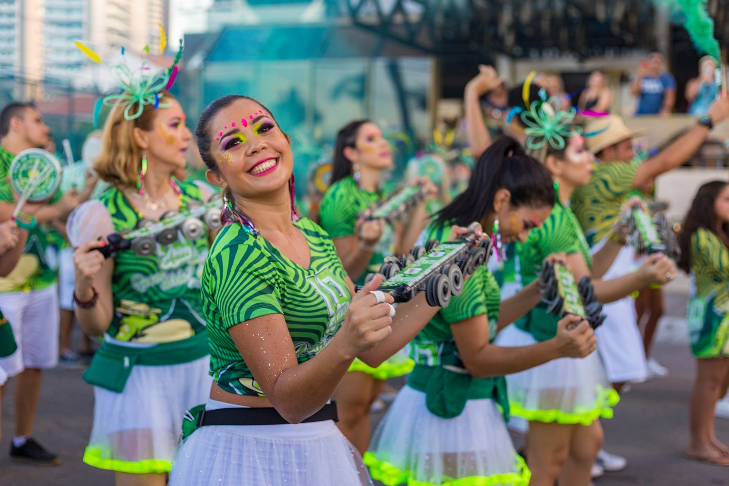 Apresentação do bloco Camaleões do Vila durante cortejo no Pré-Carnaval do Aterrinho da Praia de Iracema