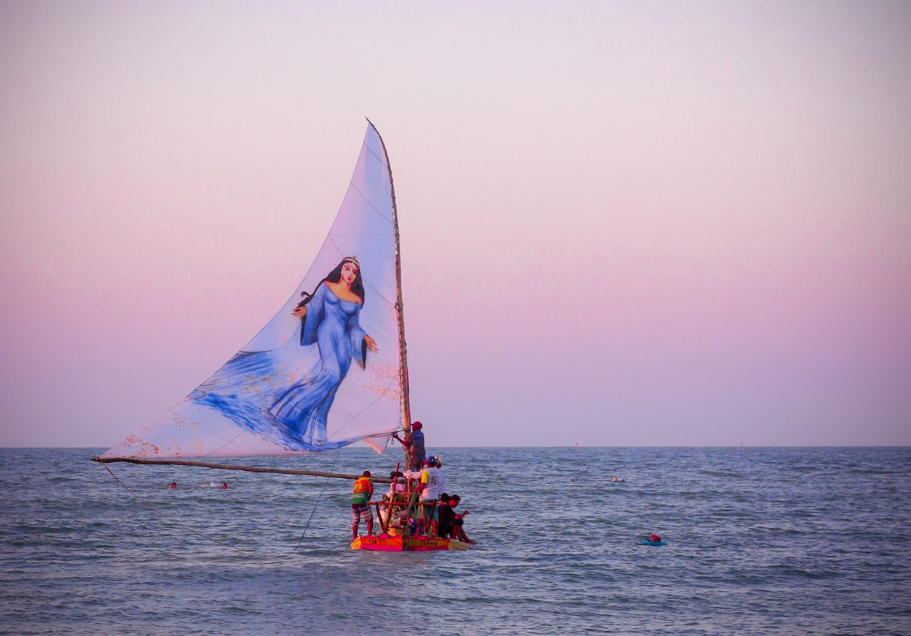 Barco à vela no mar durante cerimônia da Festa de Iemanjá