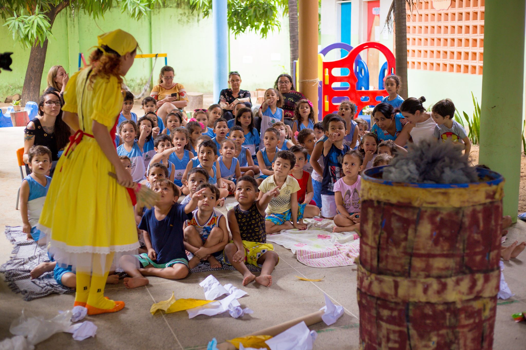Apresentação de espetáculo teatral em escola municipal, programação do Festival de Teatro de Fortaleza