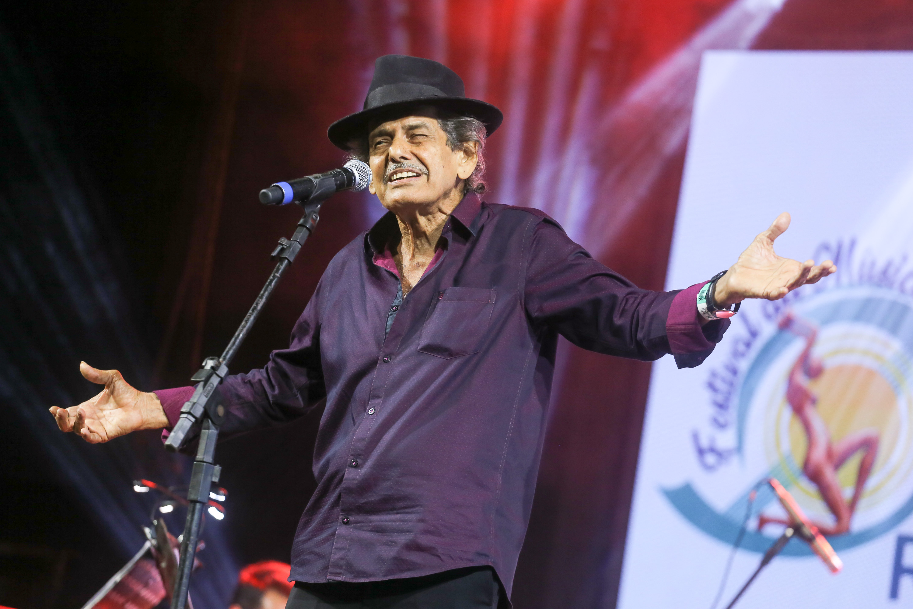 Cantor Rodger Rogério cantando no Festival da Música de Fortaleza