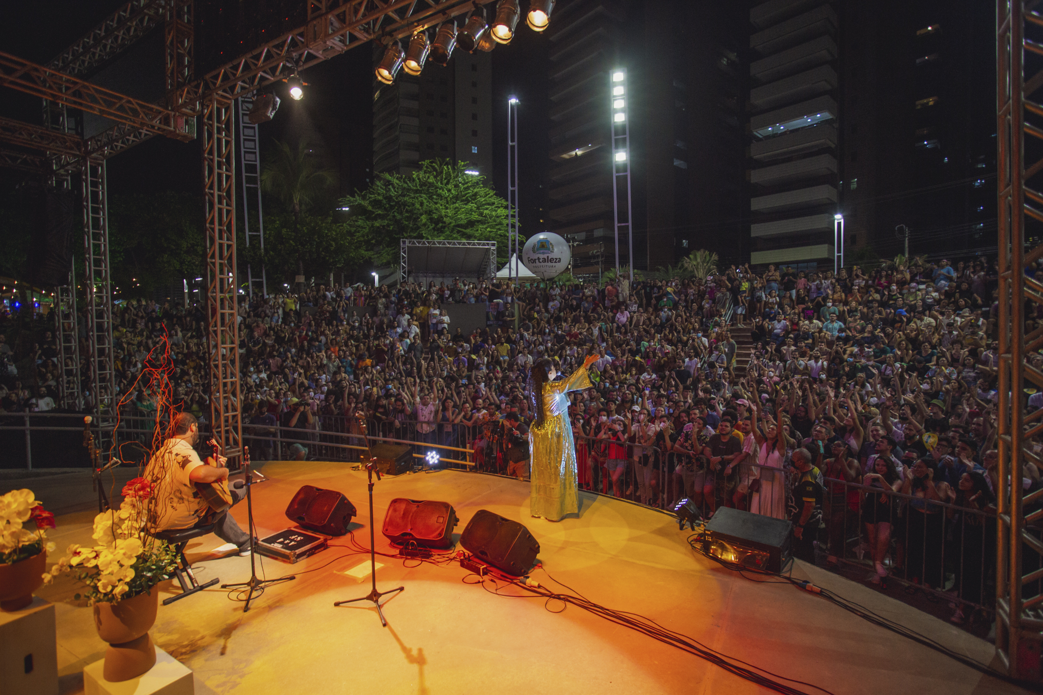 O público lotou o Anfiteatro da Beira-Mar para curtir as programações do Férias em Fortaleza (Fotos: Thiago Matine)