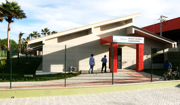 Imagem da entrada do Centro Cultural Canindezinho