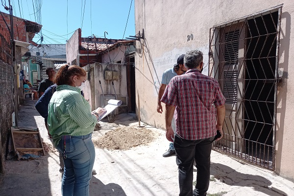 Colaboradora executa a vistoria