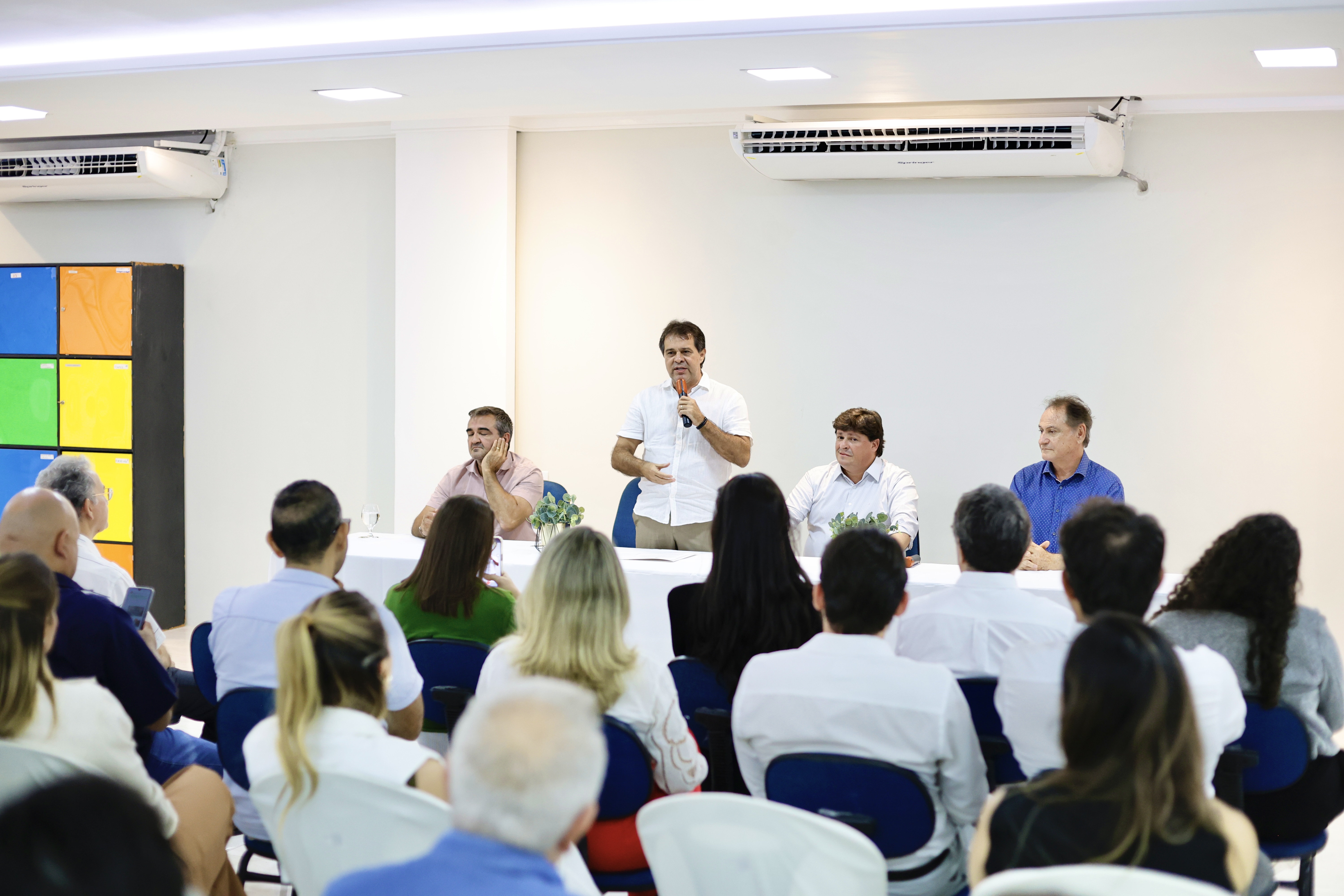Evandro Leitão falando no palco