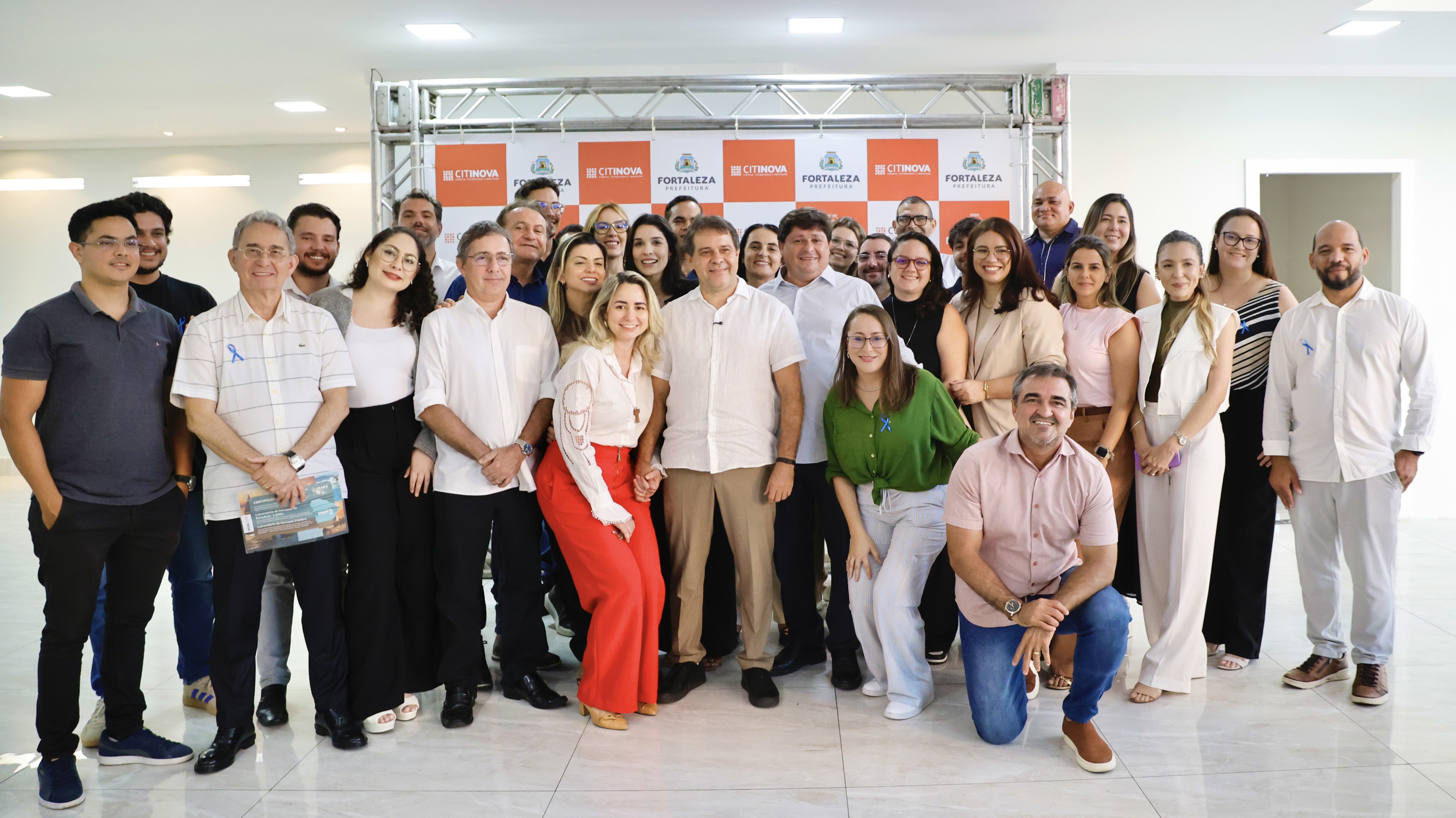 grupo de pessoas posa para a foto