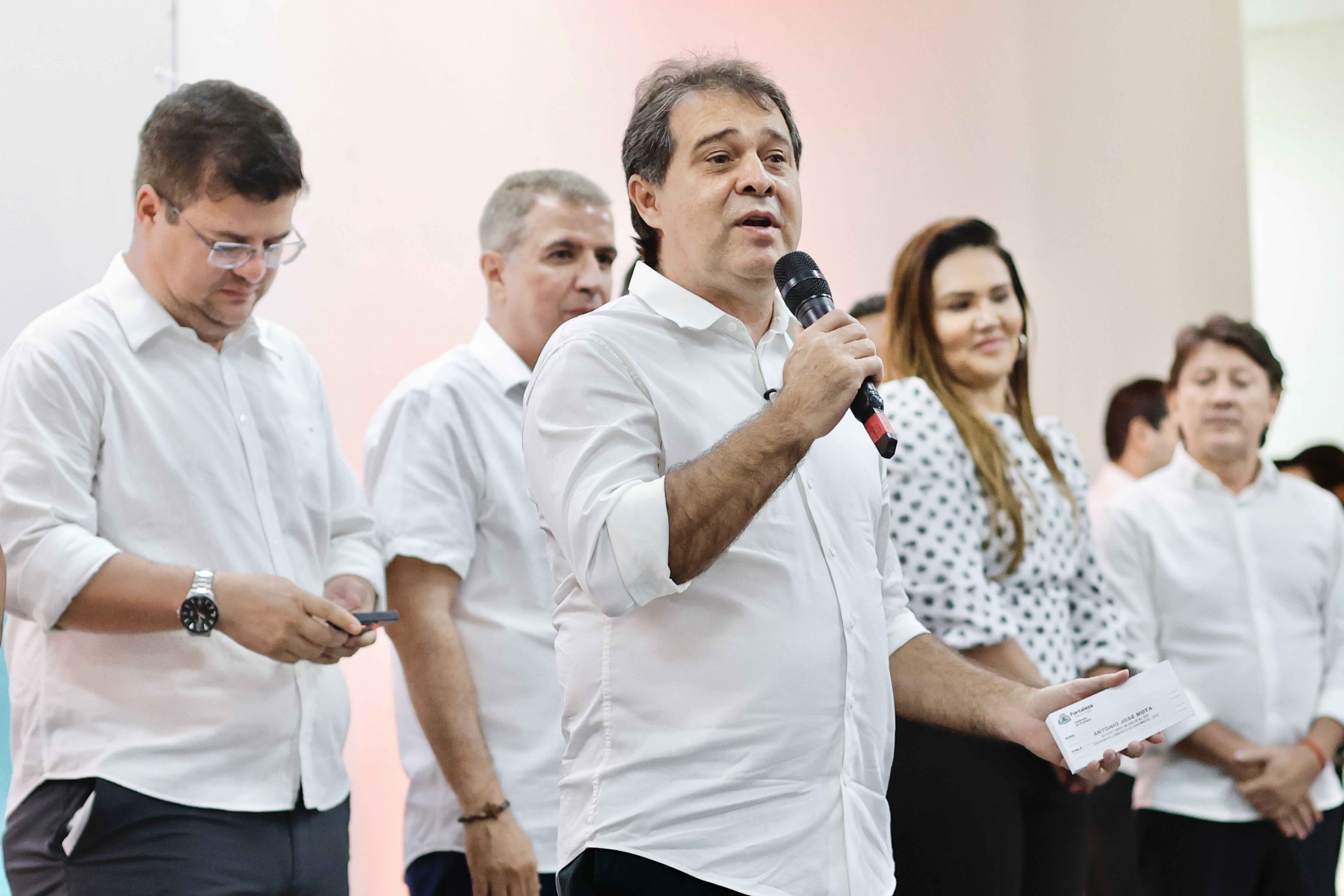 prefeito falando no auditório