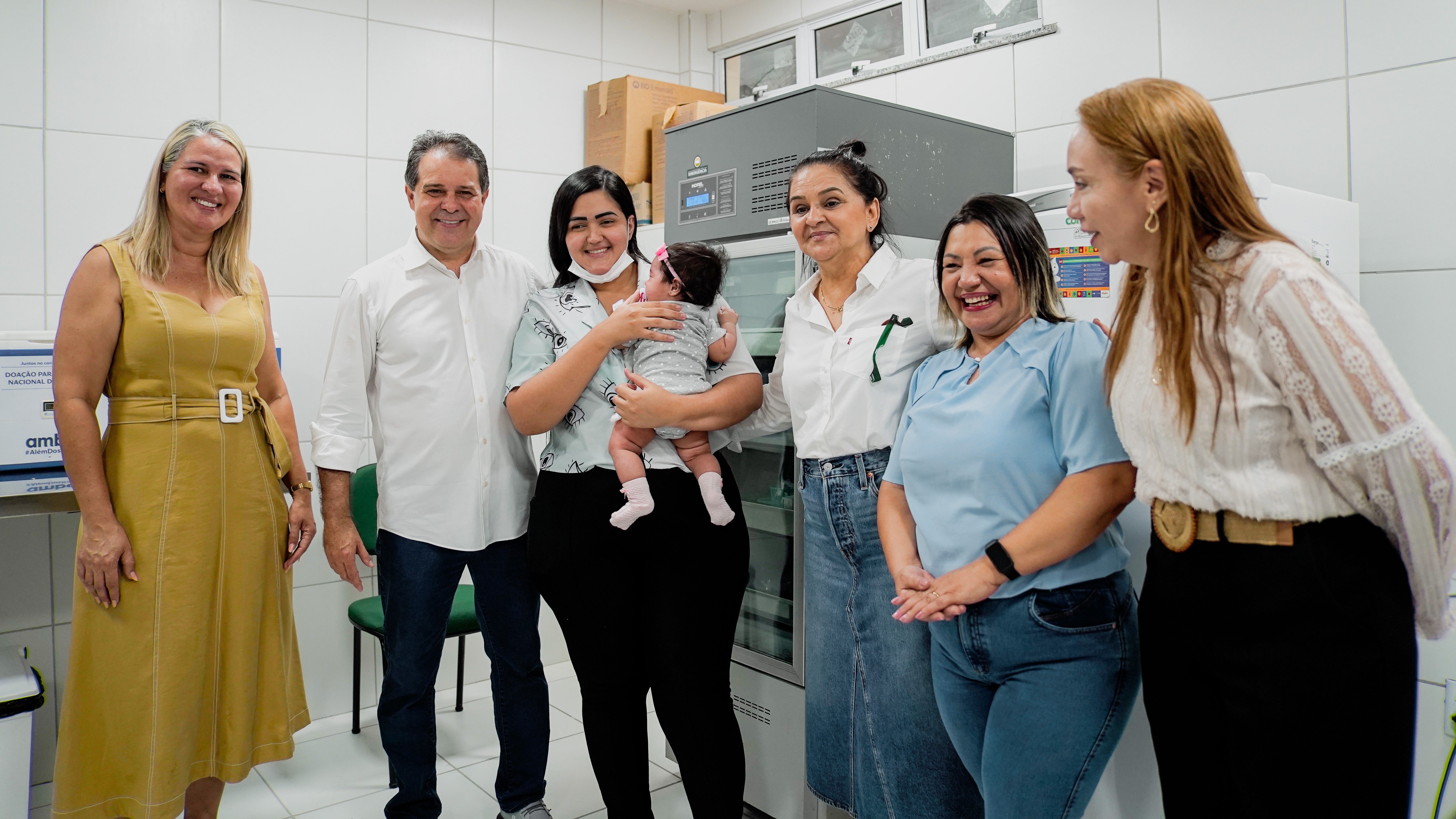 grupo de pessoas posa para a foto