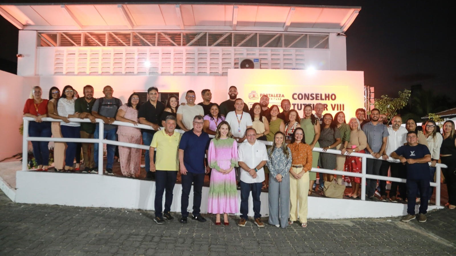 grupo de pessoas posa para a foto