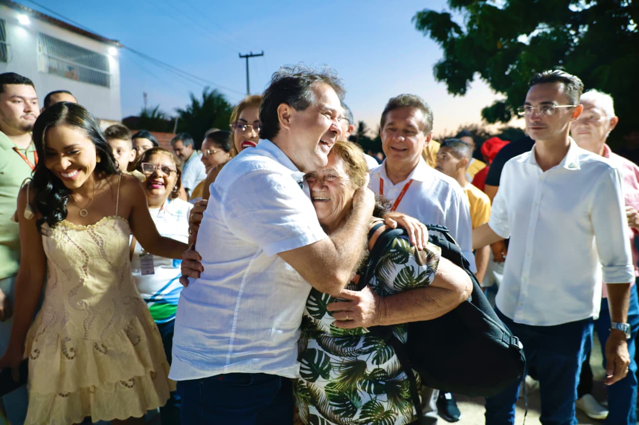 Prefeito Evandro Leitão está sendo abraçado por uma mulher durante o evento de autorização do inicio das obras da Areninha