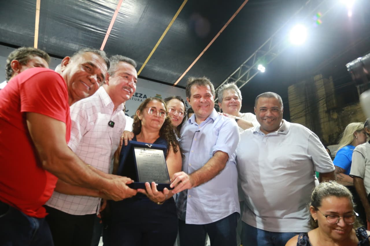 grupo de pessoas posa para a foto