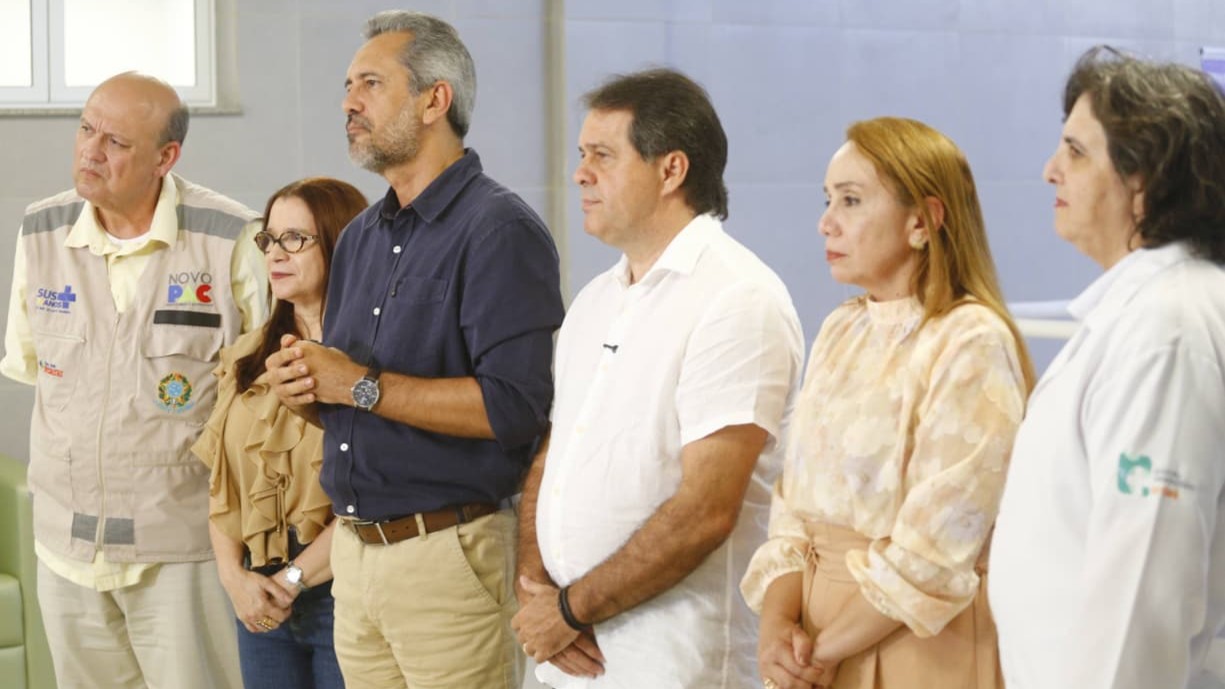 A foto mostra o prefeito de Fortaleza, o governador do Ceará, o secretário de atenção especializada do Ministério da Saúde, a secretária da Saúde do Ceará e a secretária adjunta da Saúde de Fortaleza reunidos