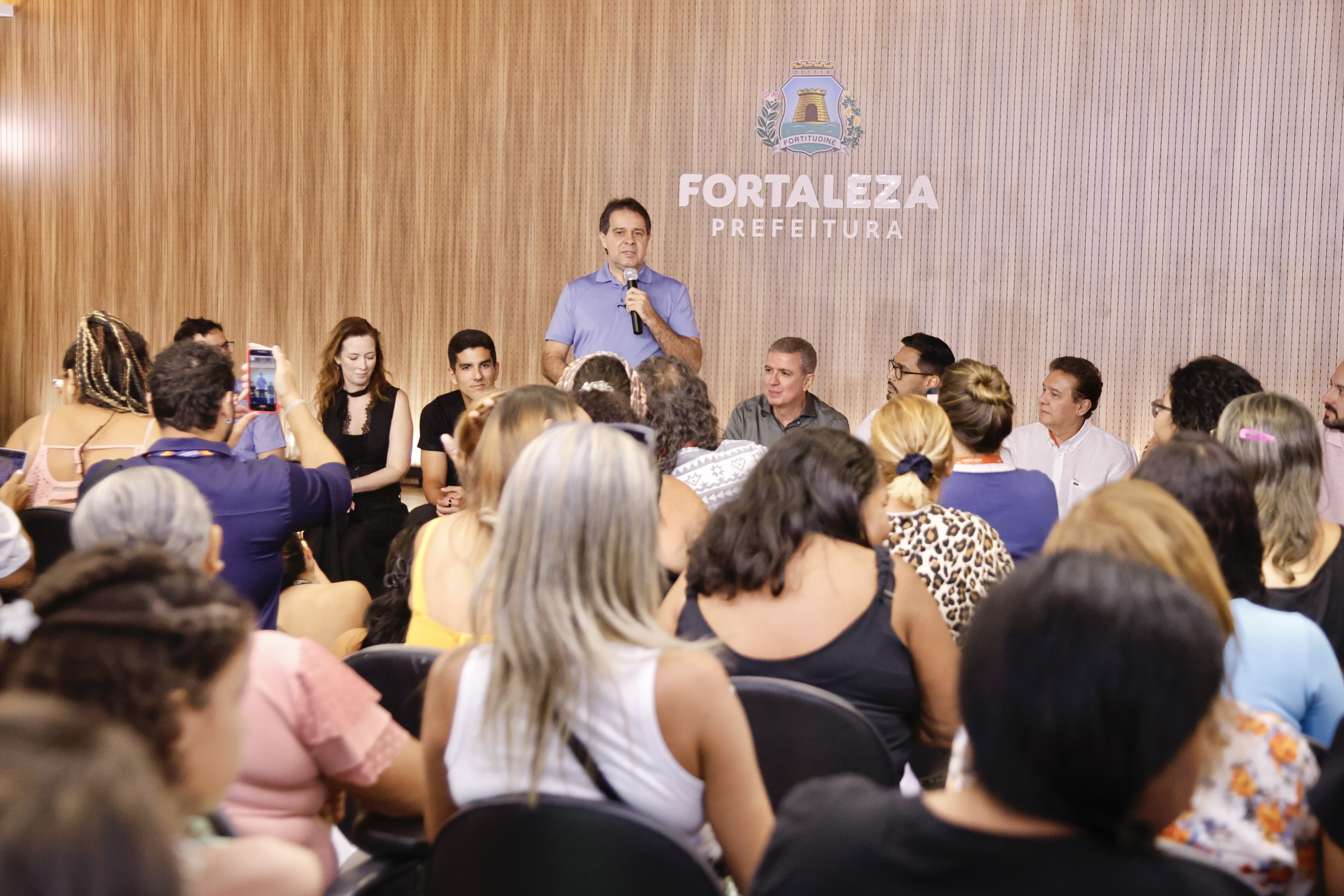 prefeito falando no auditório do paço durante a coletiva