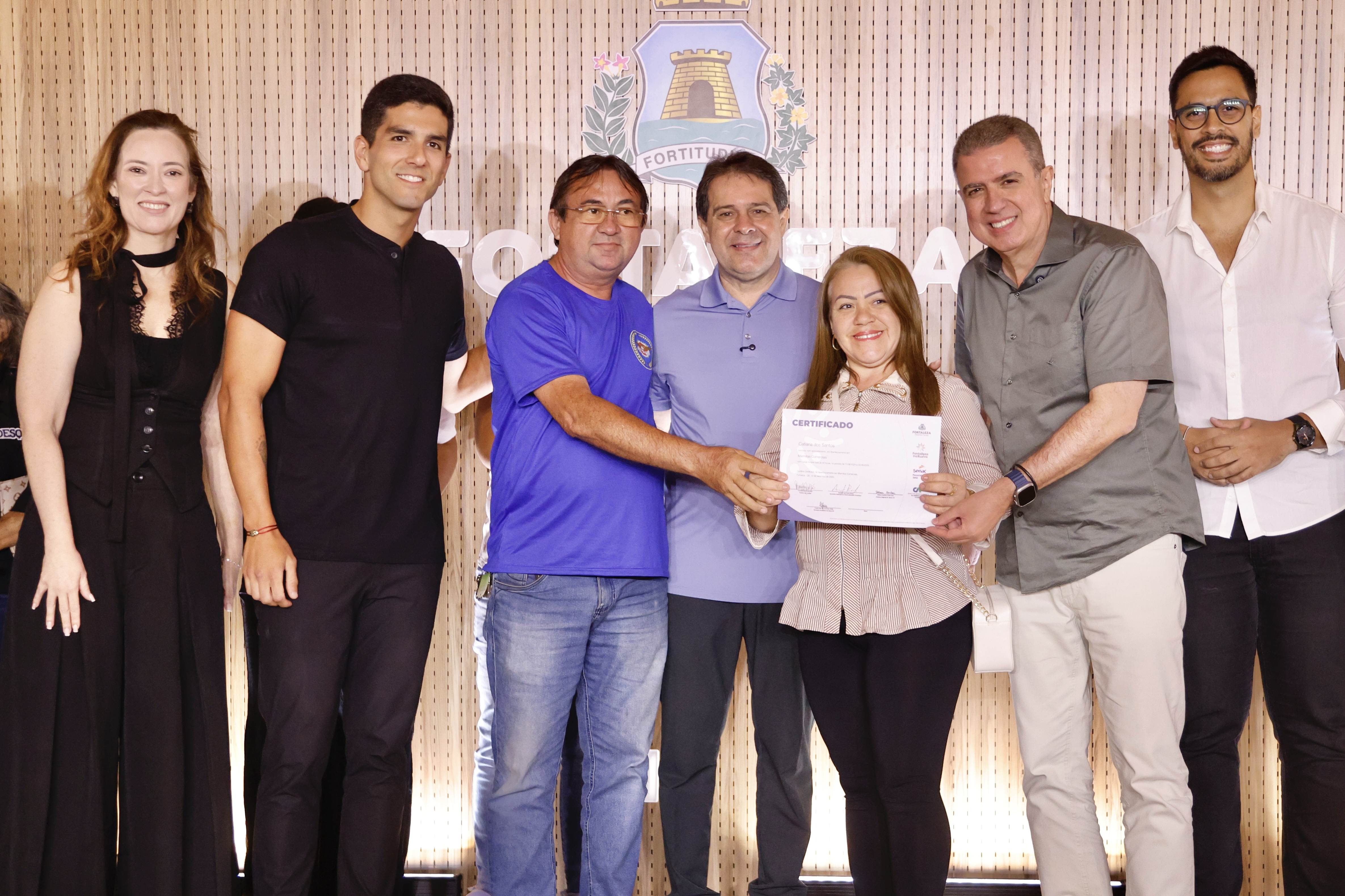 grupo de pessoas posa para a foto