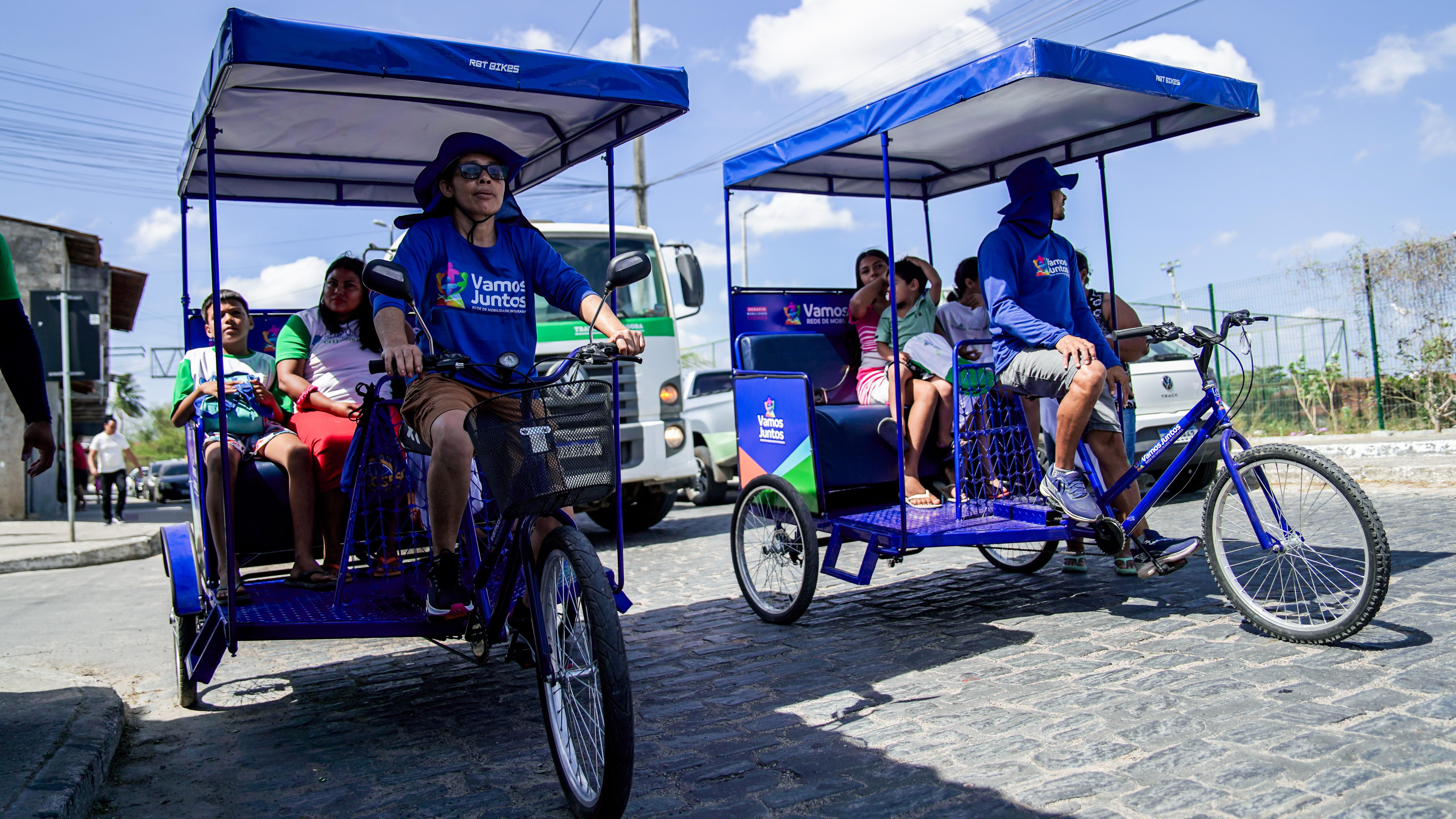Tuk Tuks do projeto VamosJuntos transportam população durante manhã de atividades para moradores do entorno do Rio Maranguapinho.