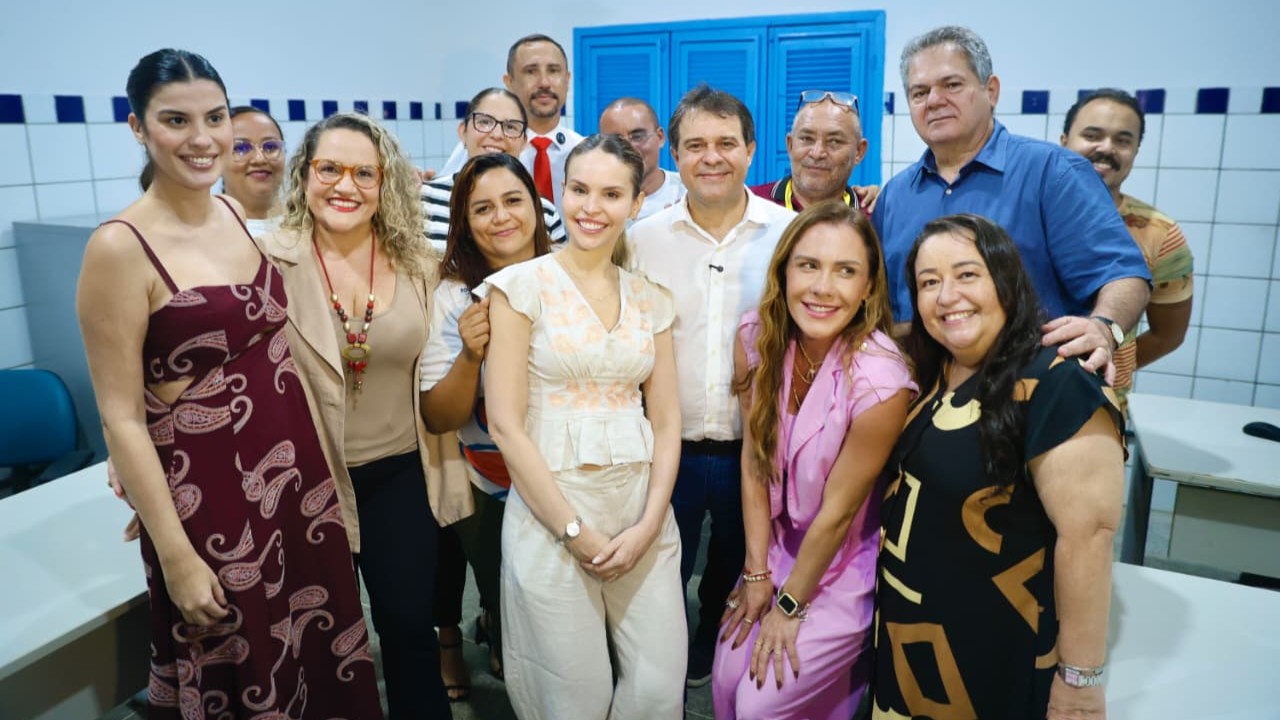 Prefeito Evandro Leitão e vice-prefeita Gabriella Aguiar visitam Creas Alvorada após entrega do equipamento e aparecem na foto com gestores, integrantes da equipe do Creas e outros servidores da Prefeitura.