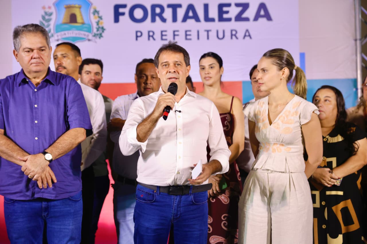 Prefeito Evandro Leitão discursa ao lado da vice-prefeita Gabriella Aguiar durante entrega do Creas Alvorada