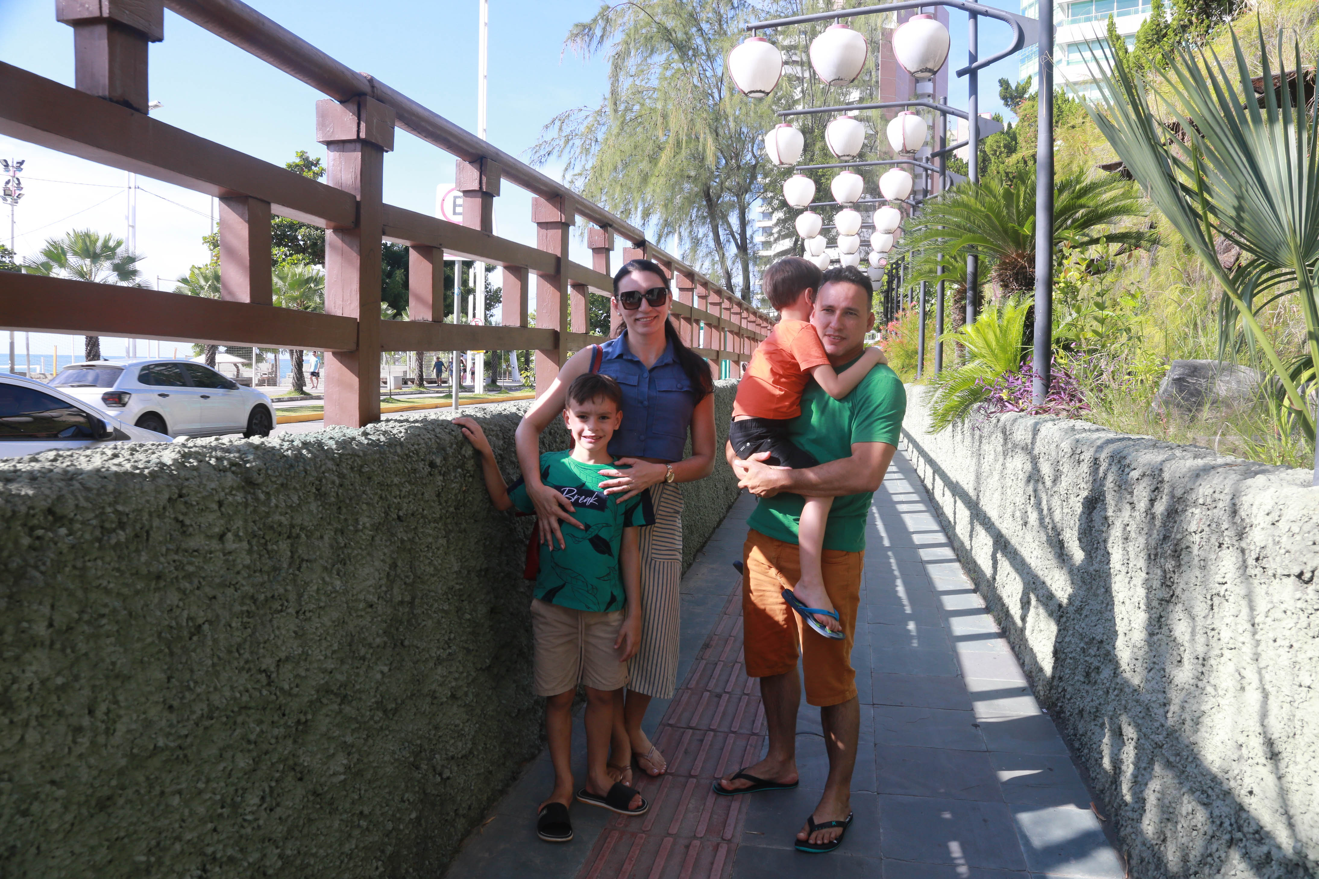 grupo de pessoas posa para a foto