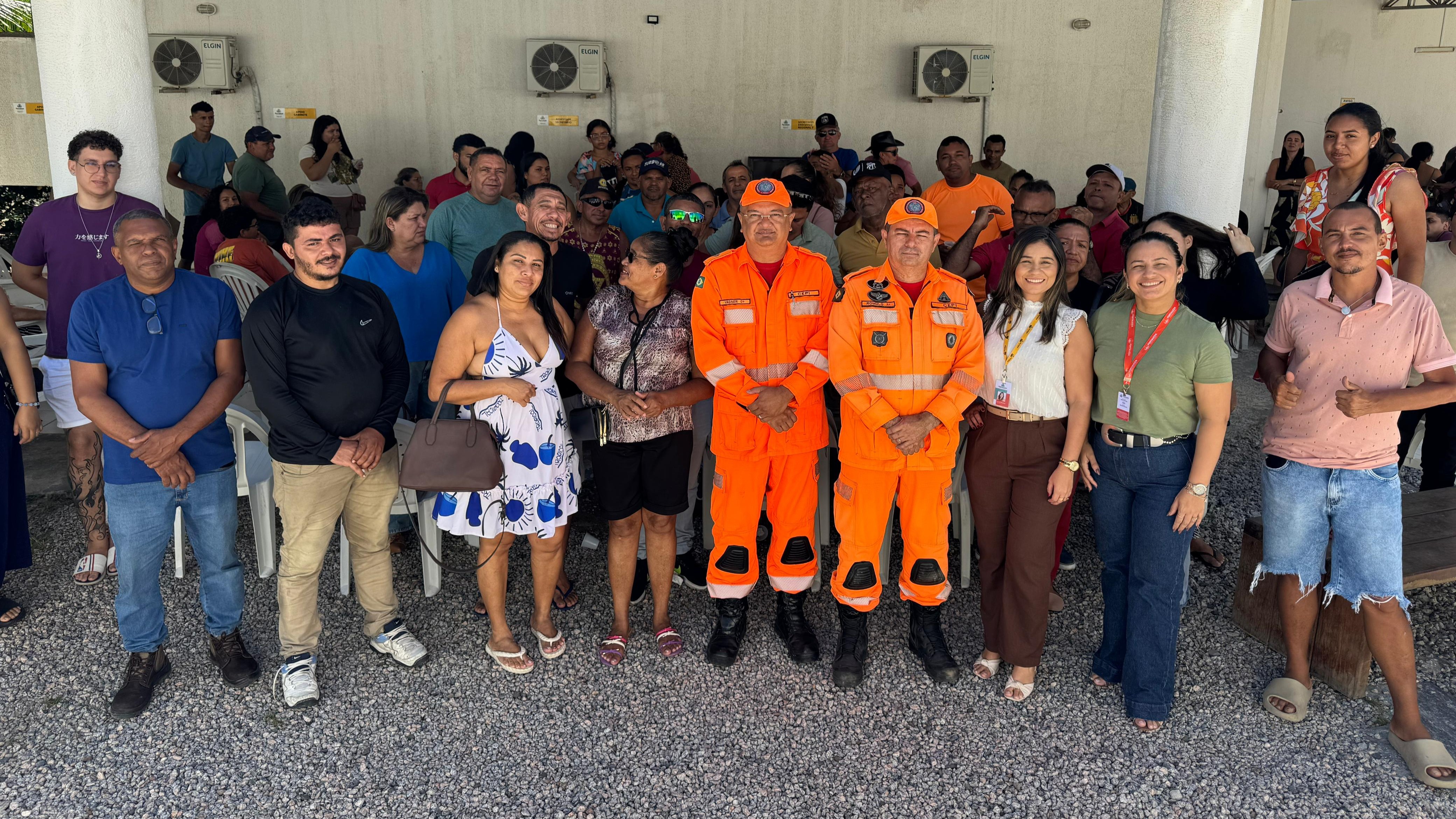 grupo de pessoas posa para a foto