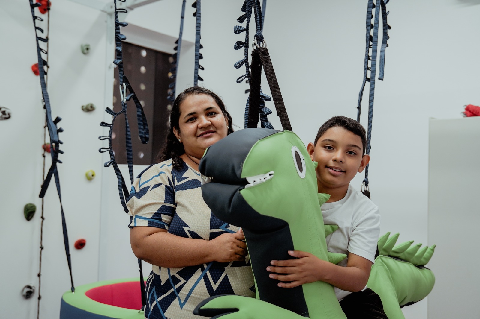 Fransciane Paes Oliveira posa para a foto com o filho Marcos Davi