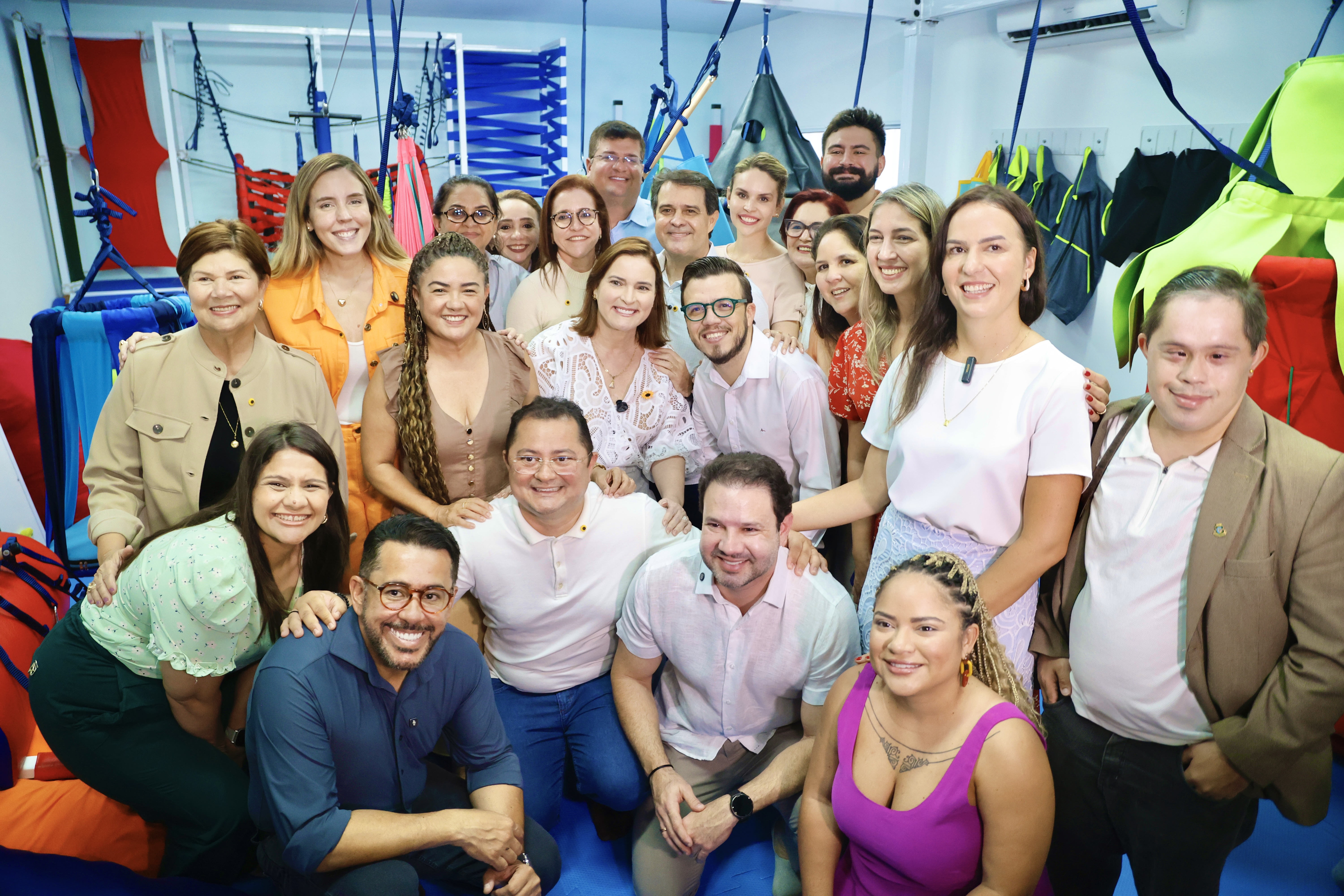 grupo de pessoas posa para a foto