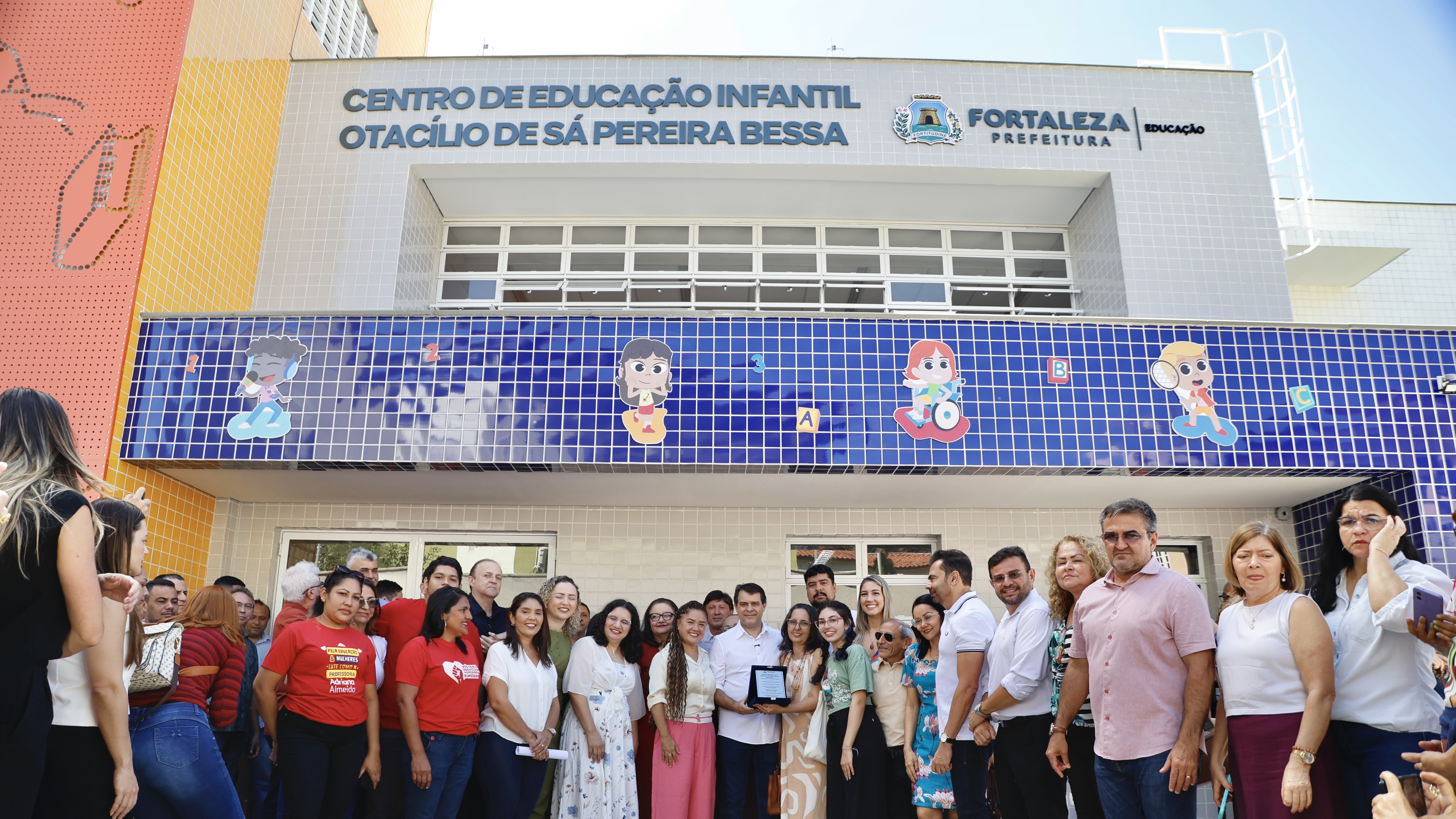 grupo de pessoas posa para a foto