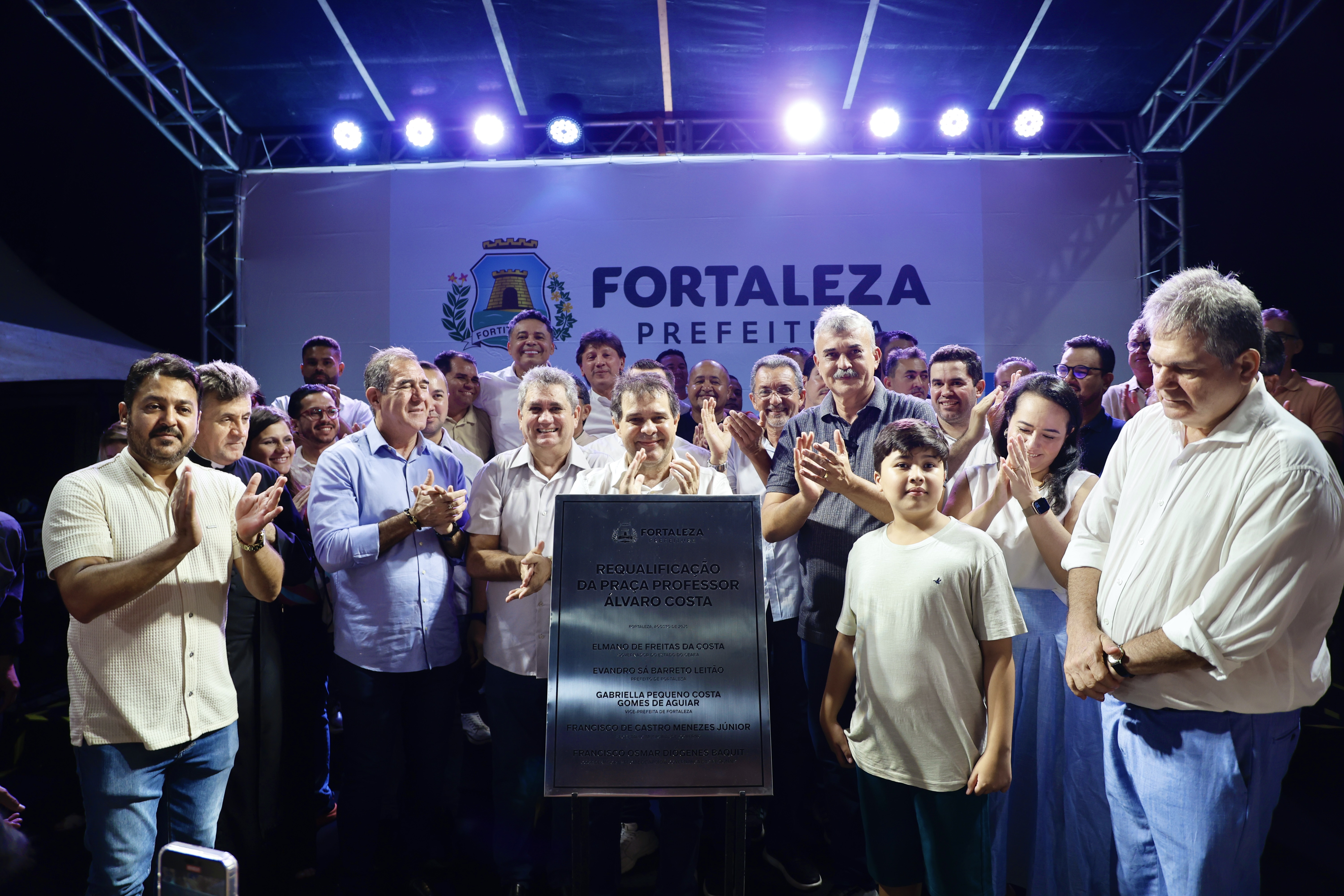 grupo de pessoas posa para a foto