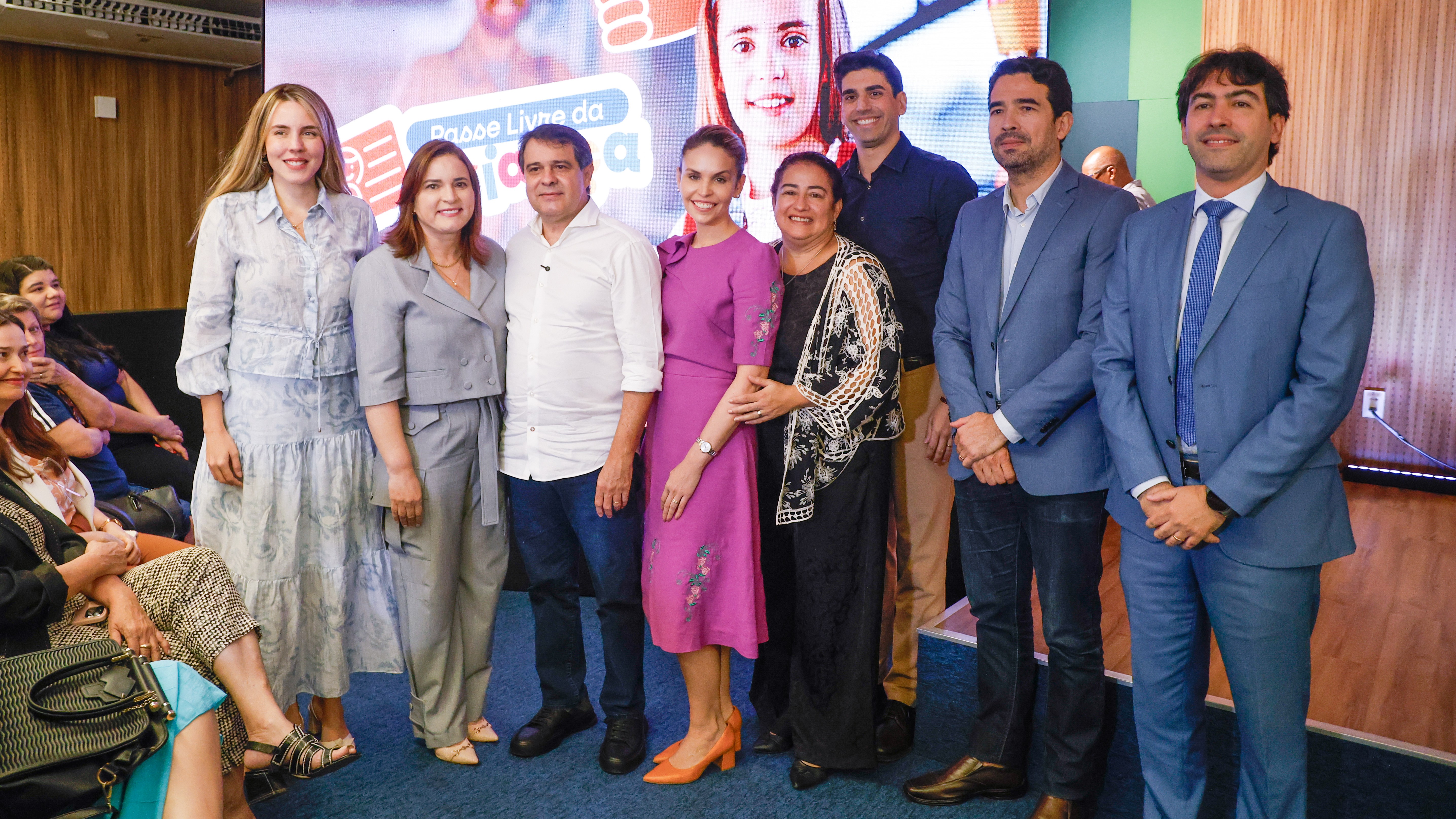 grupo de pessoas posa para a foto