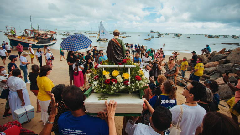 imagem de são pedro sendo levada para uma jangada na praia do mucuripe