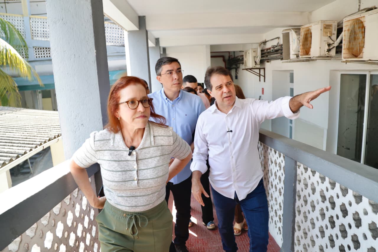 preeito evandro e secretários riane e júnior castro caminham em um corredor da Santa Casa
