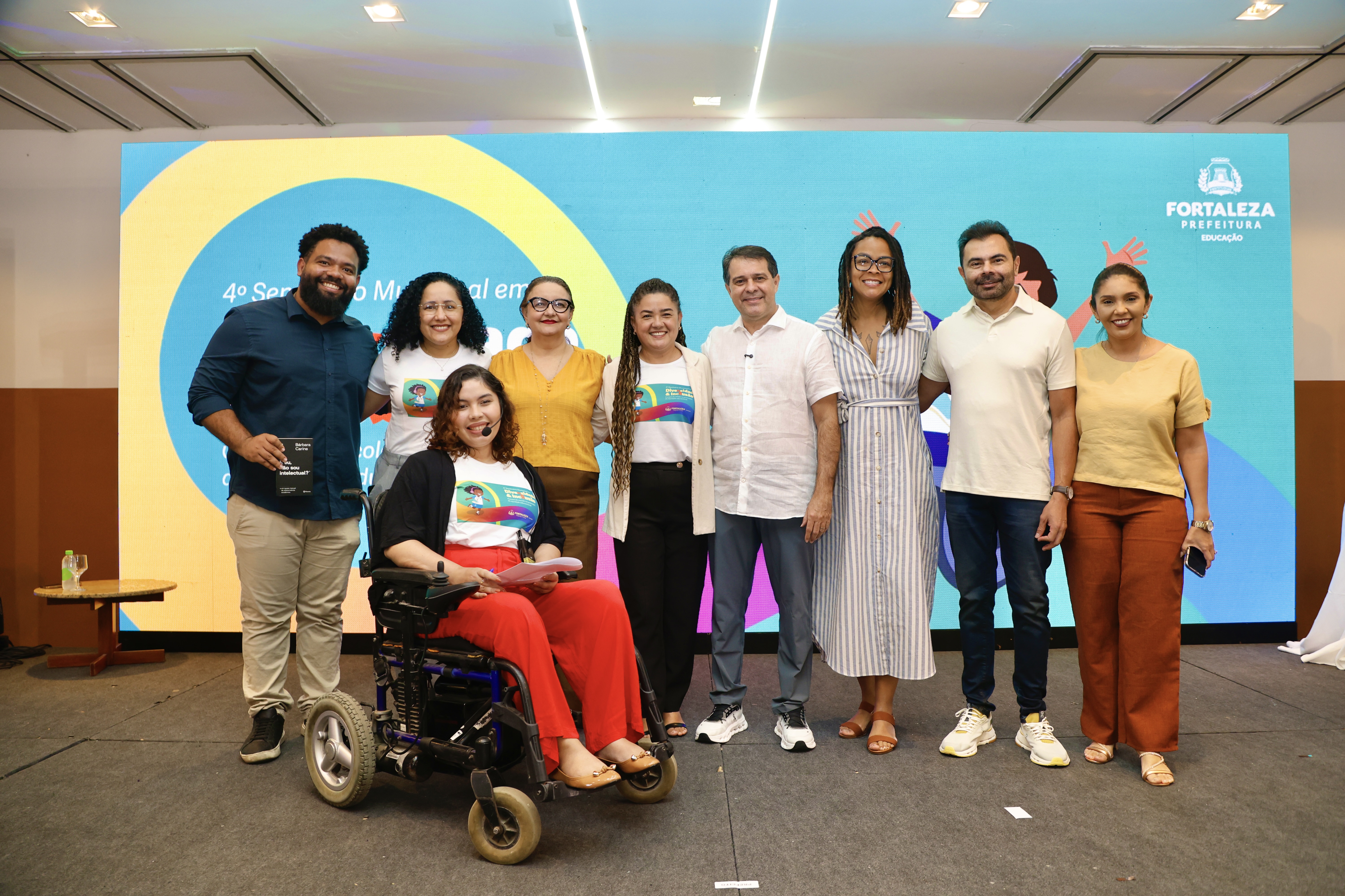 grupo de pessoas posa para a foto