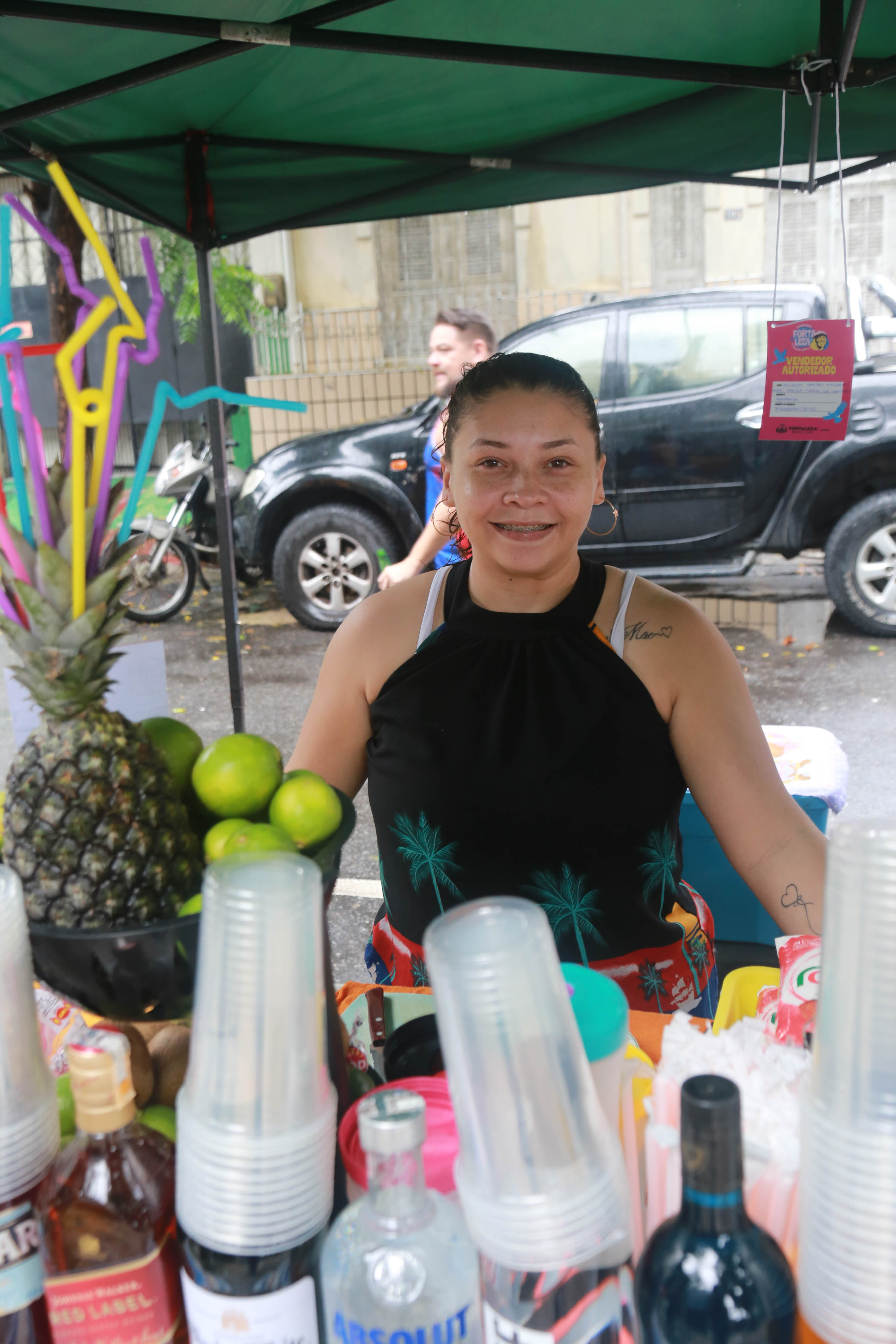 Carina Maria em sua barraca de bebidas