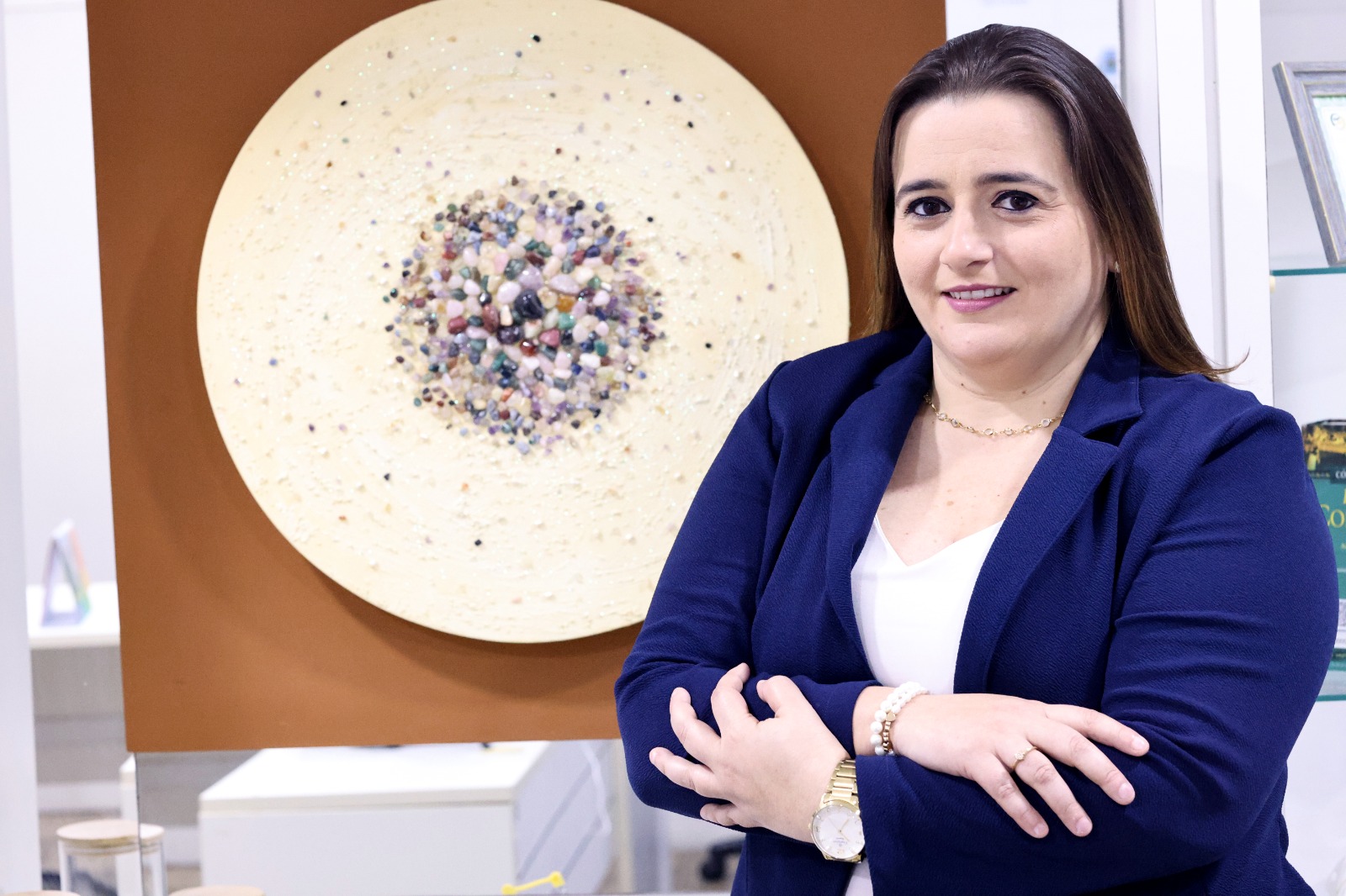 Eneylândia Rabelo Lemos posa para a foto, ela veste um blazer azul e uma camisa branca