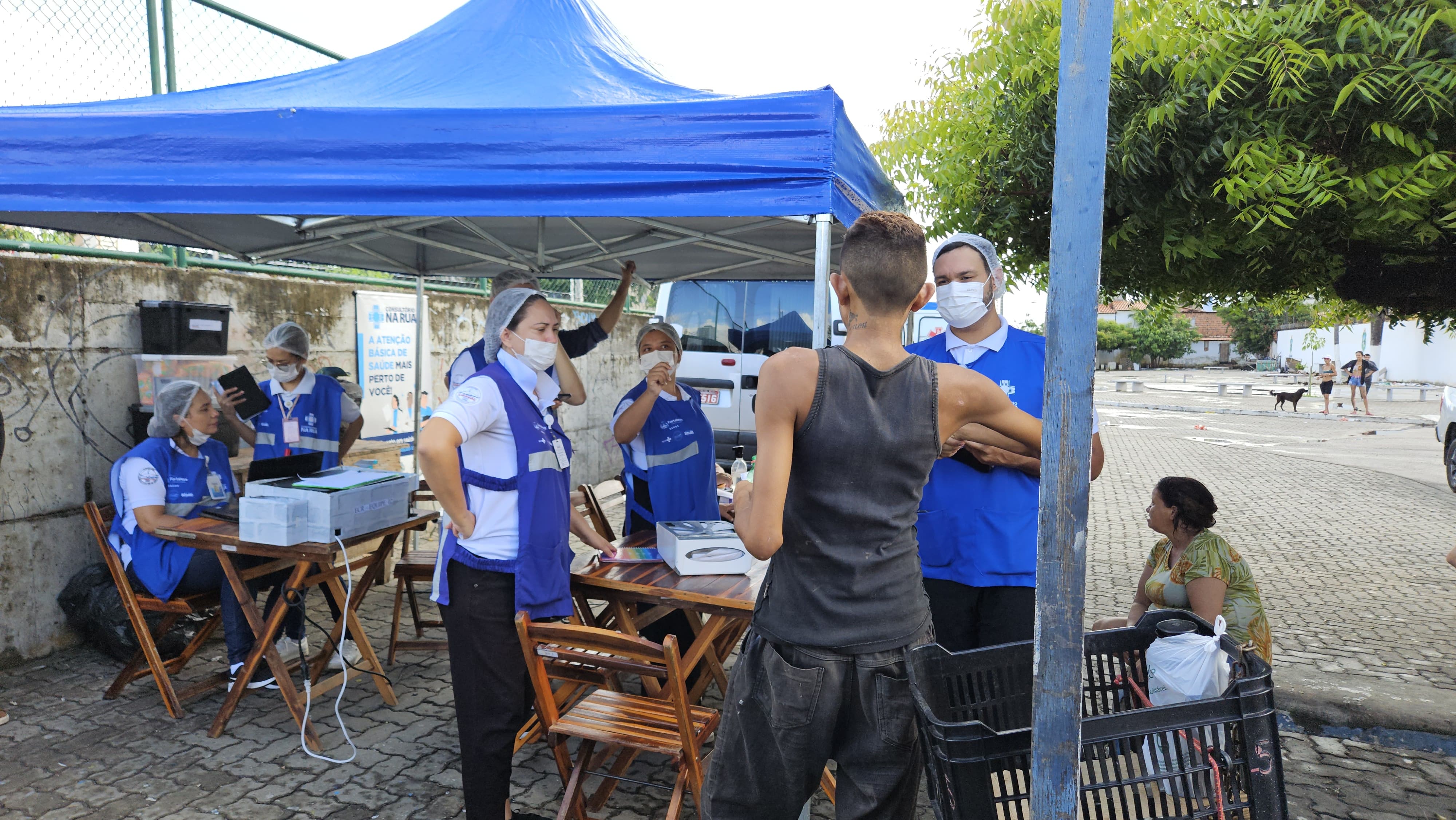 profissionais da saúde atendendo a população de rua
