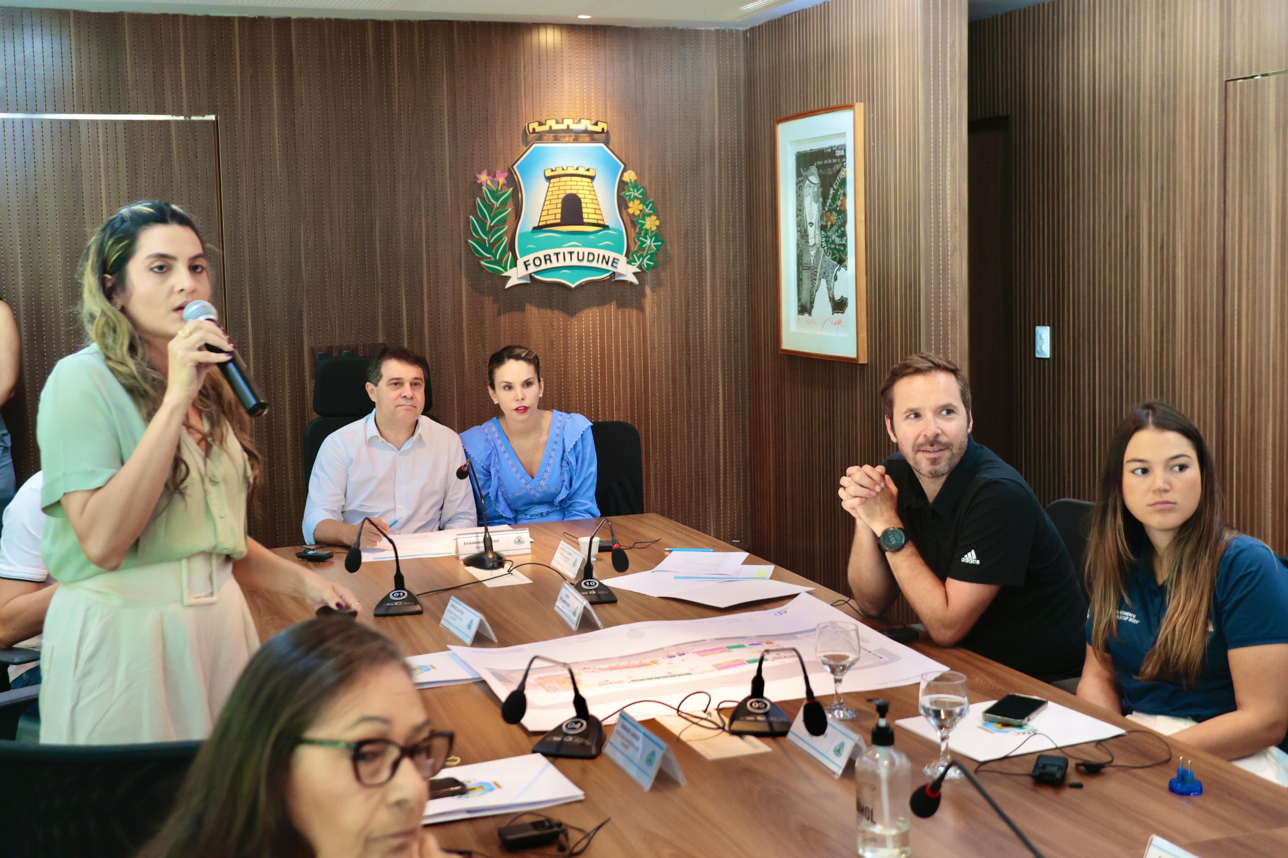 secretária Denise Carrá fala ao microfone