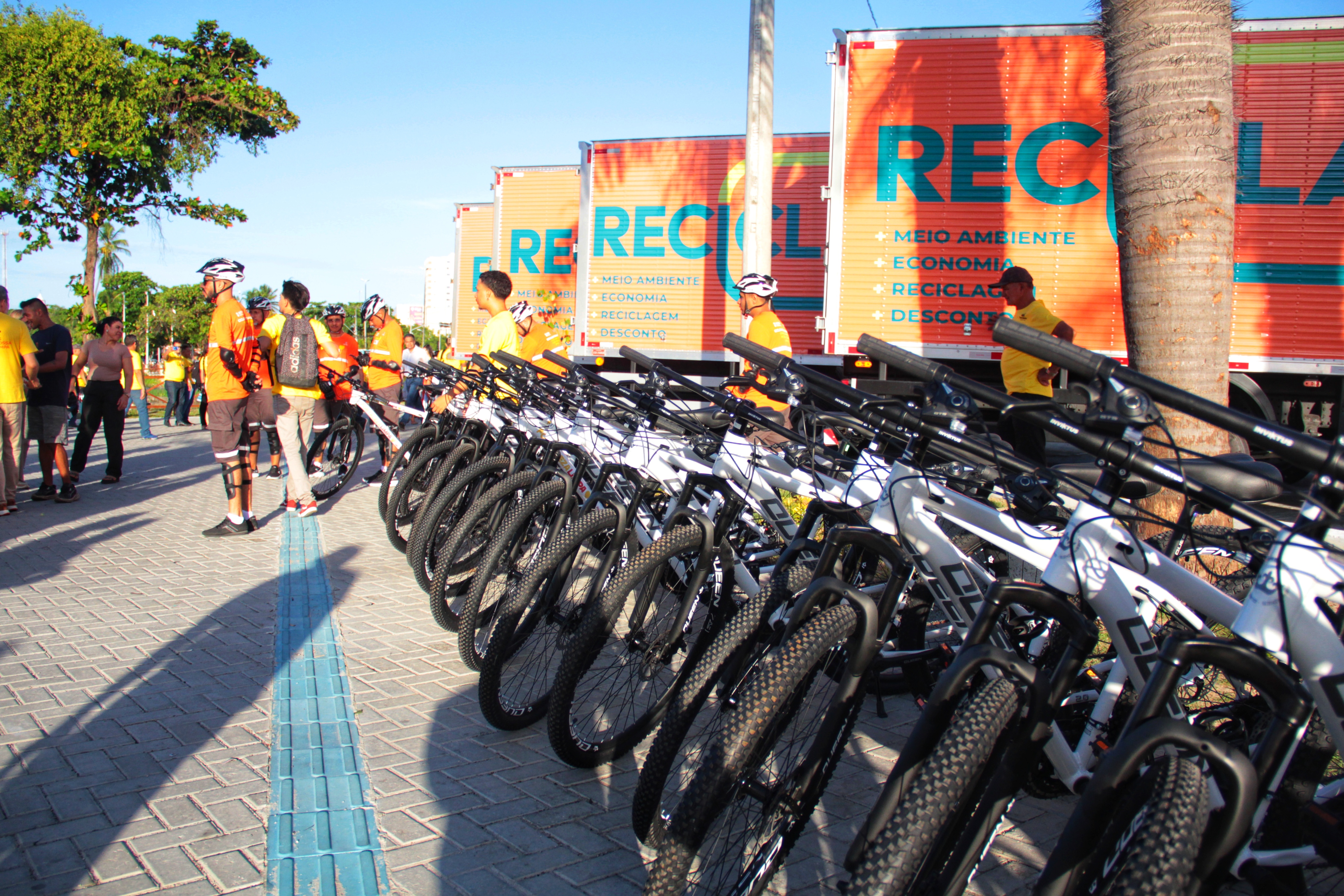 bicicletas e caminhões enfileirados
