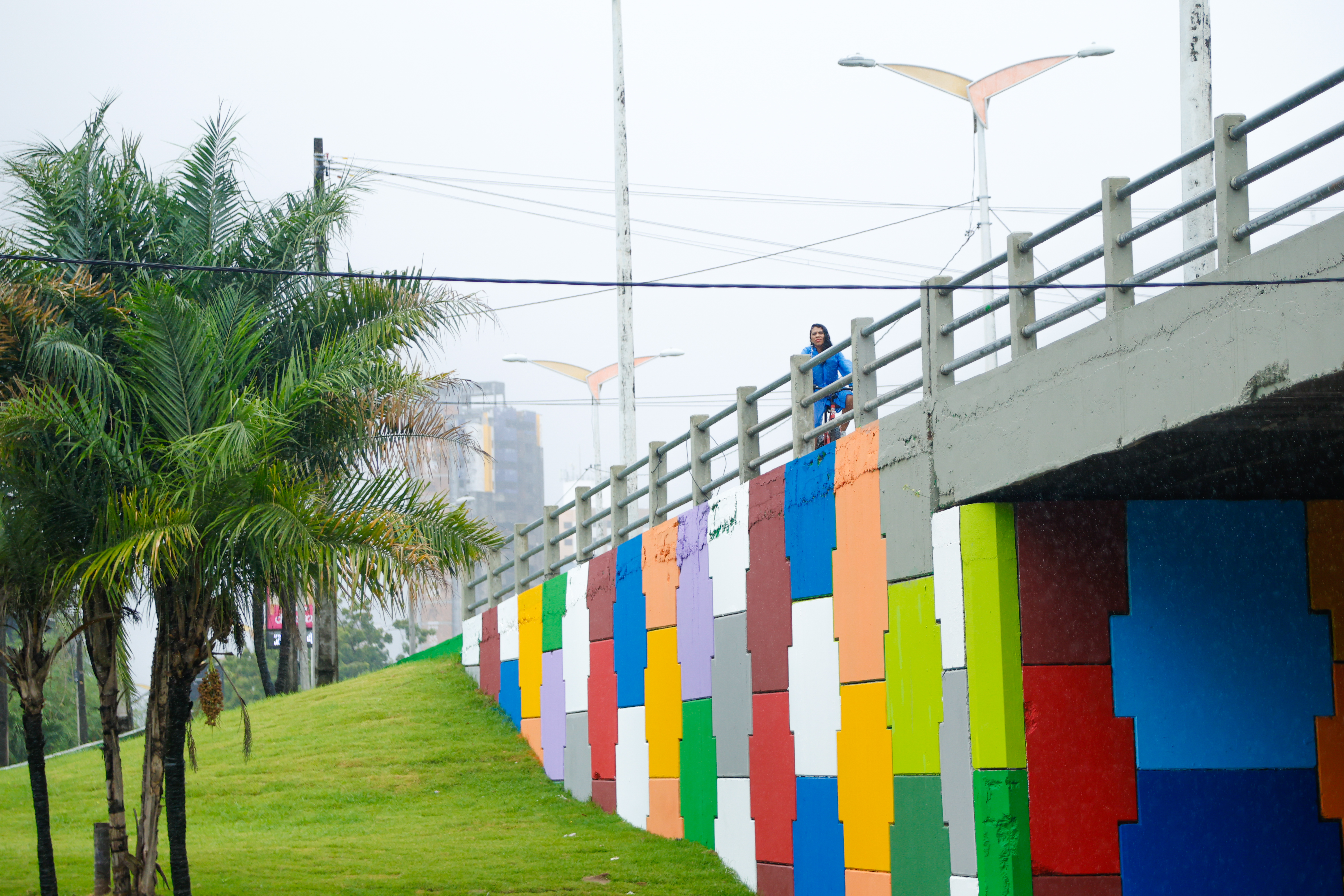 lateral do viaduto que foi pintado em diversas cores vivas: vermelho, azul, branco, verde e laranja