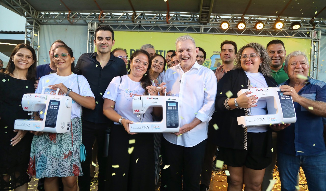 grupo de pessoas posa para a foto