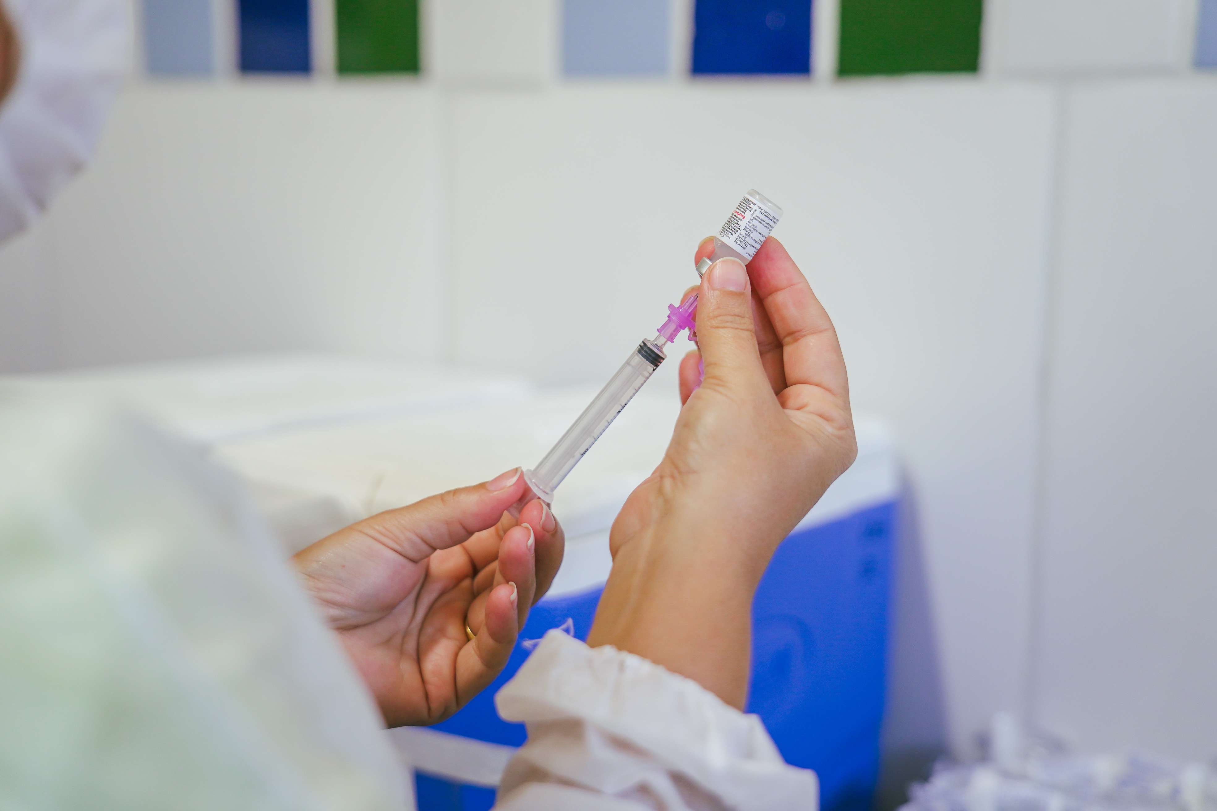 enfermeira preparando uma seringa de vacina