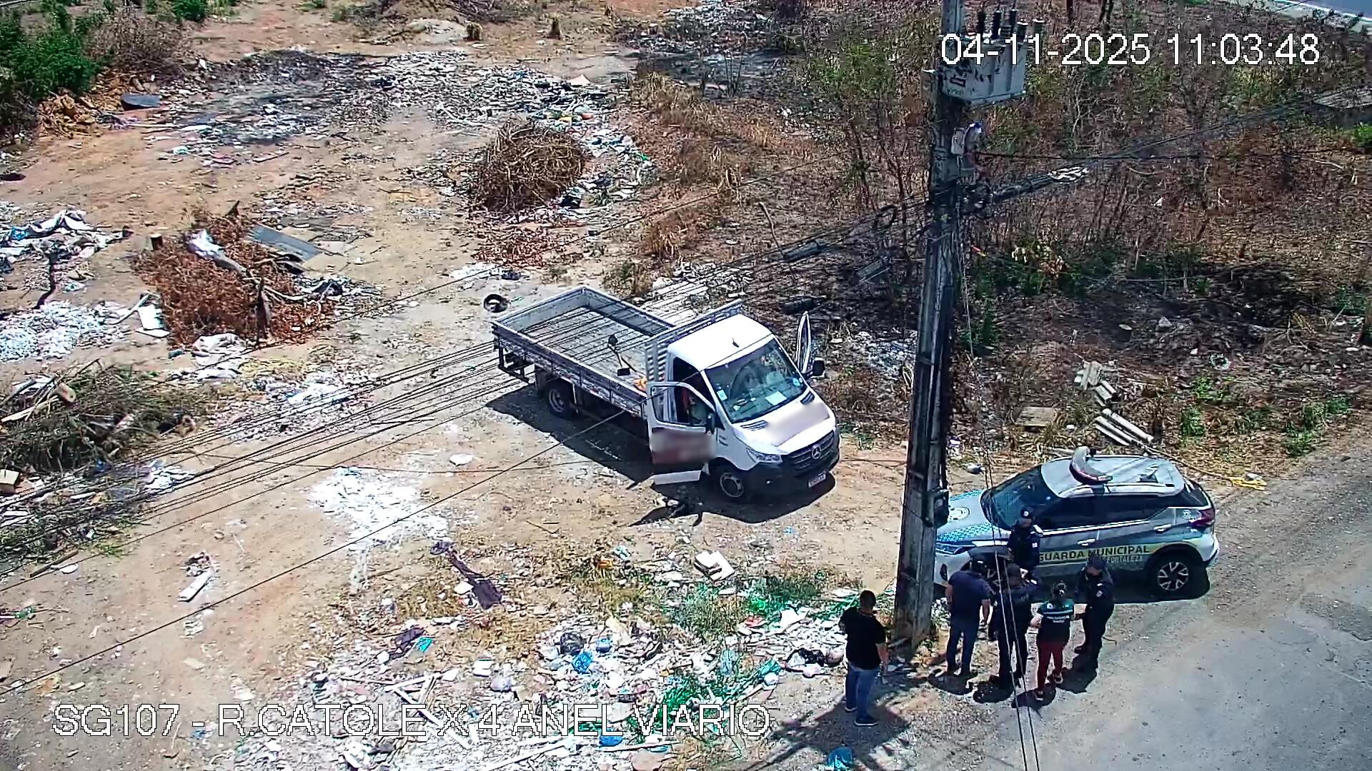 Agentes da Agefis e Guarda Municipal de Fortaleza abordam veículo para apreensão após flagrante de descarte irregular de resíduos sólidos