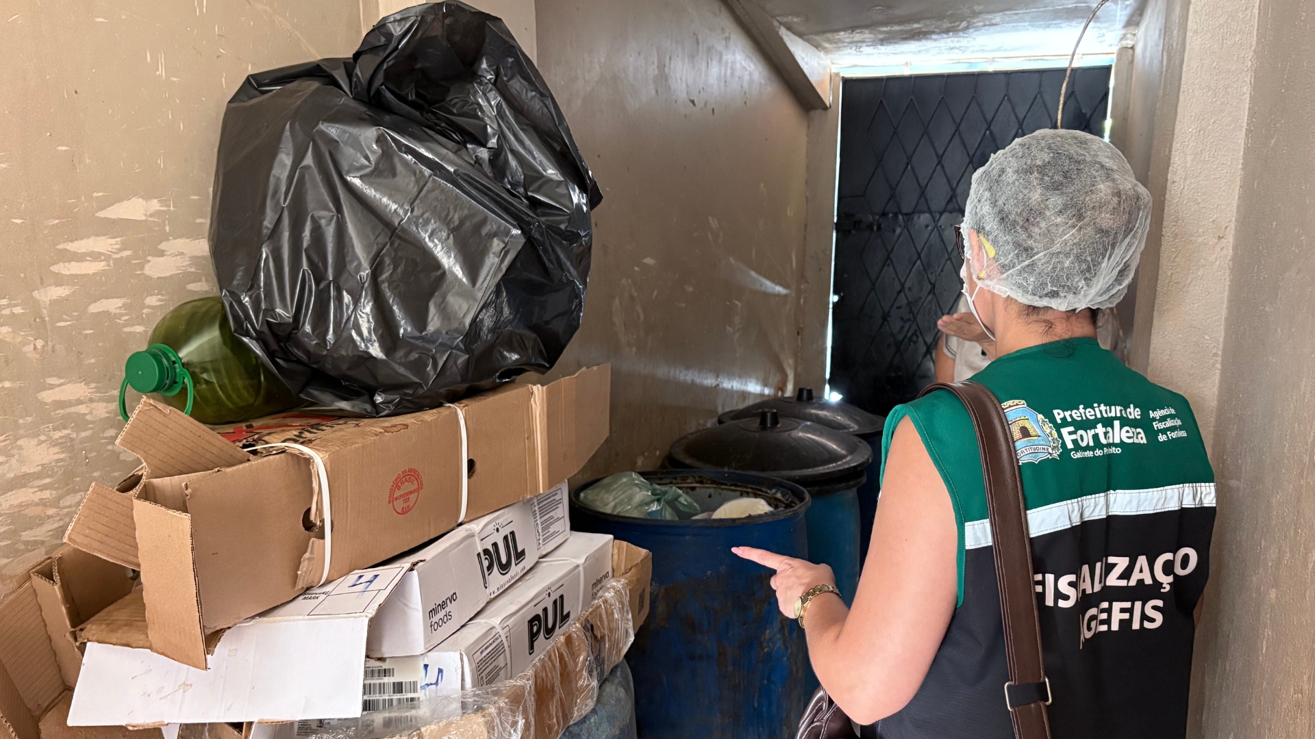 Fiscal da Agefis analisa gerenciamento de resíduos de um estabelecimento comercial