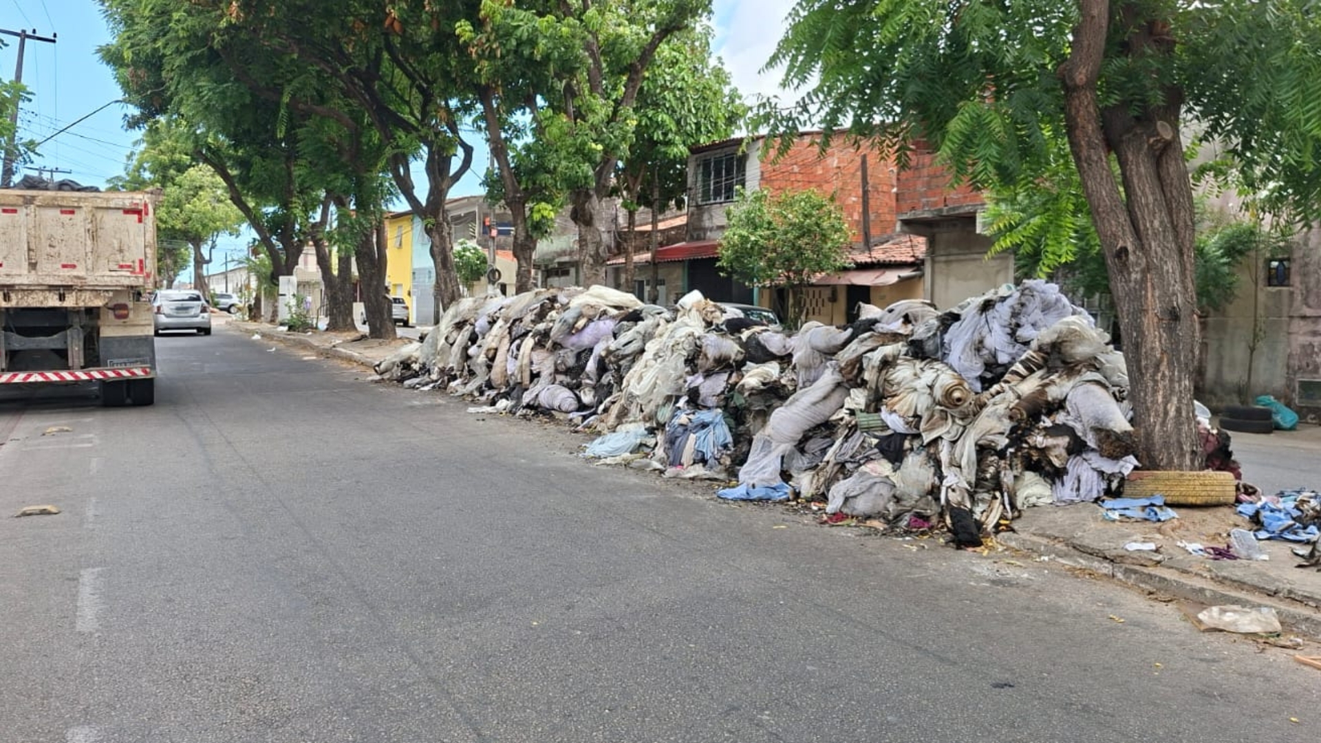 Flagra de grande quantidade de resíduos espalhados pelo meio-fio