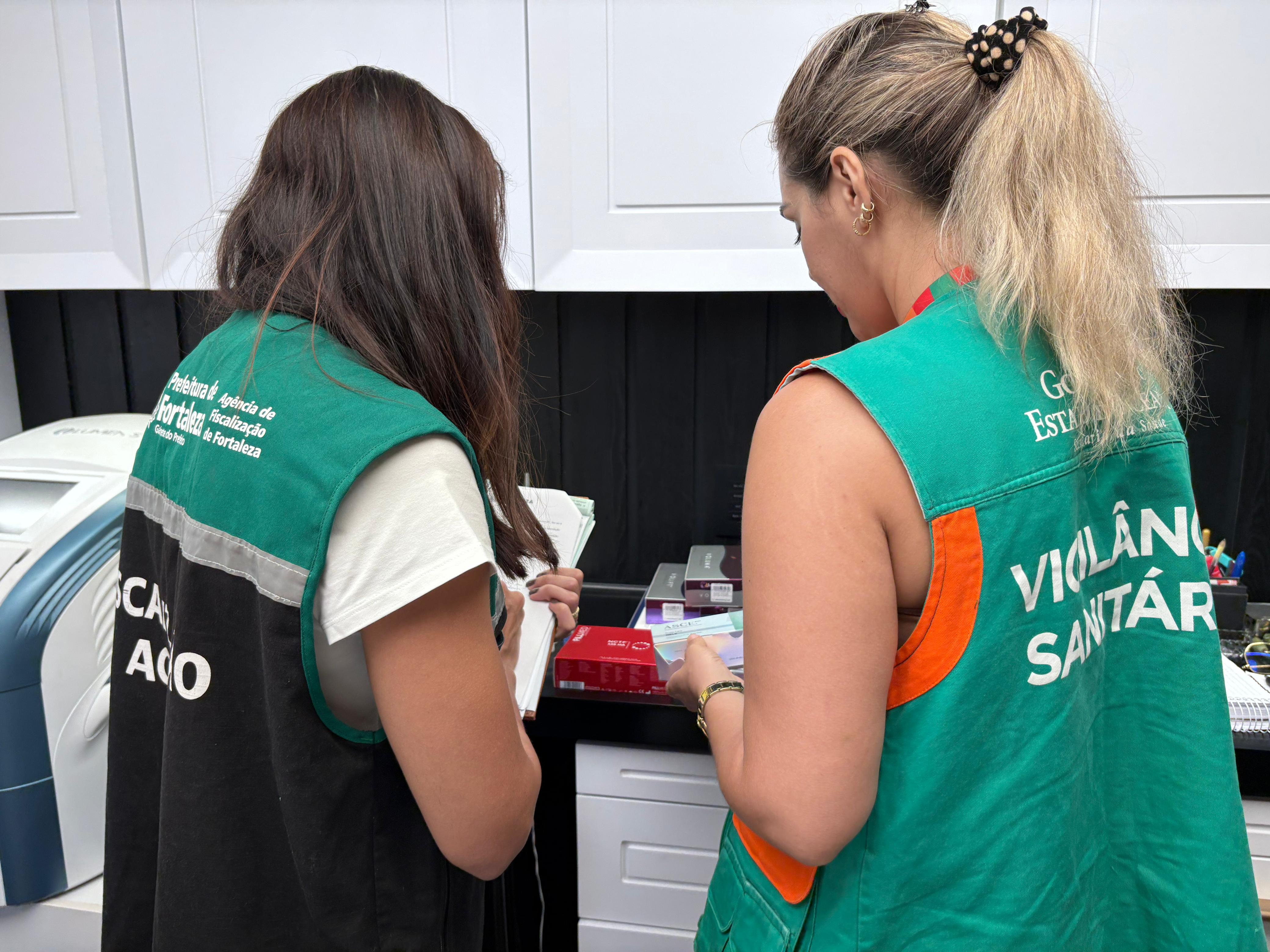 Agentes analisam produtos da clínica de estética em fiscalização