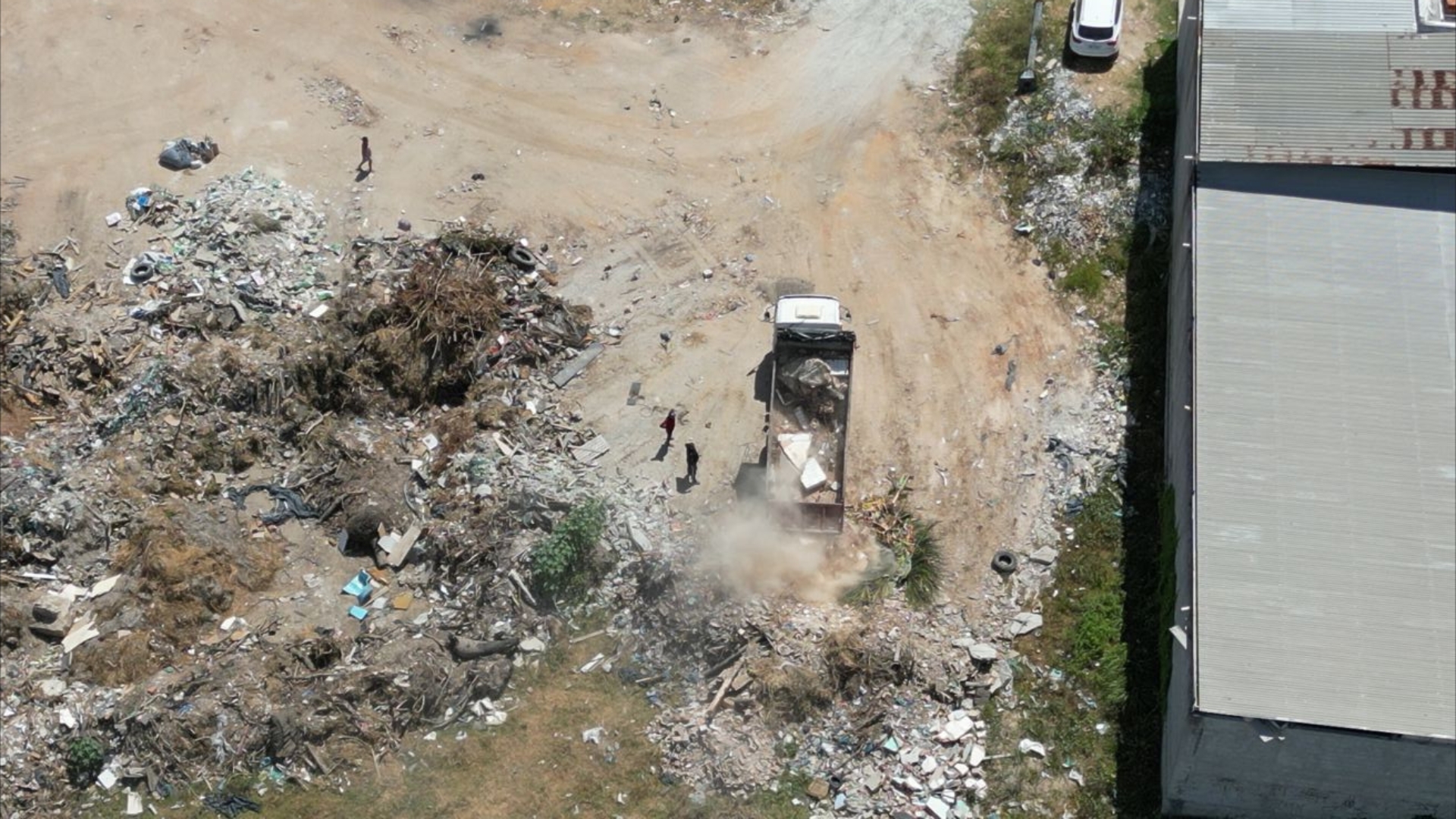 Imagens de drone mostram momento em que caminhão descarta resíduos de forma irregular em terreno no bairro Barroso
