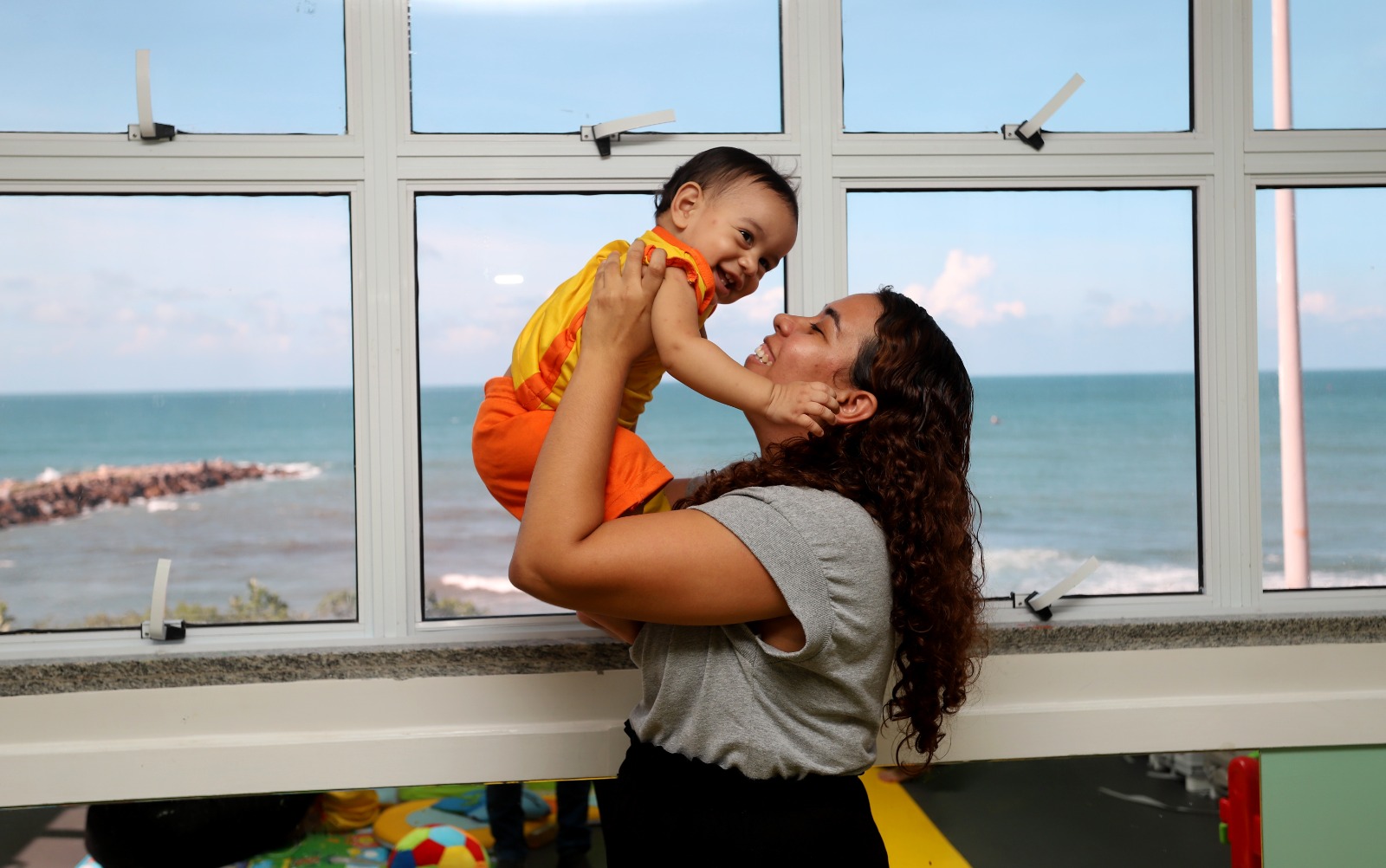 Foto de mãe com aluno da Rede